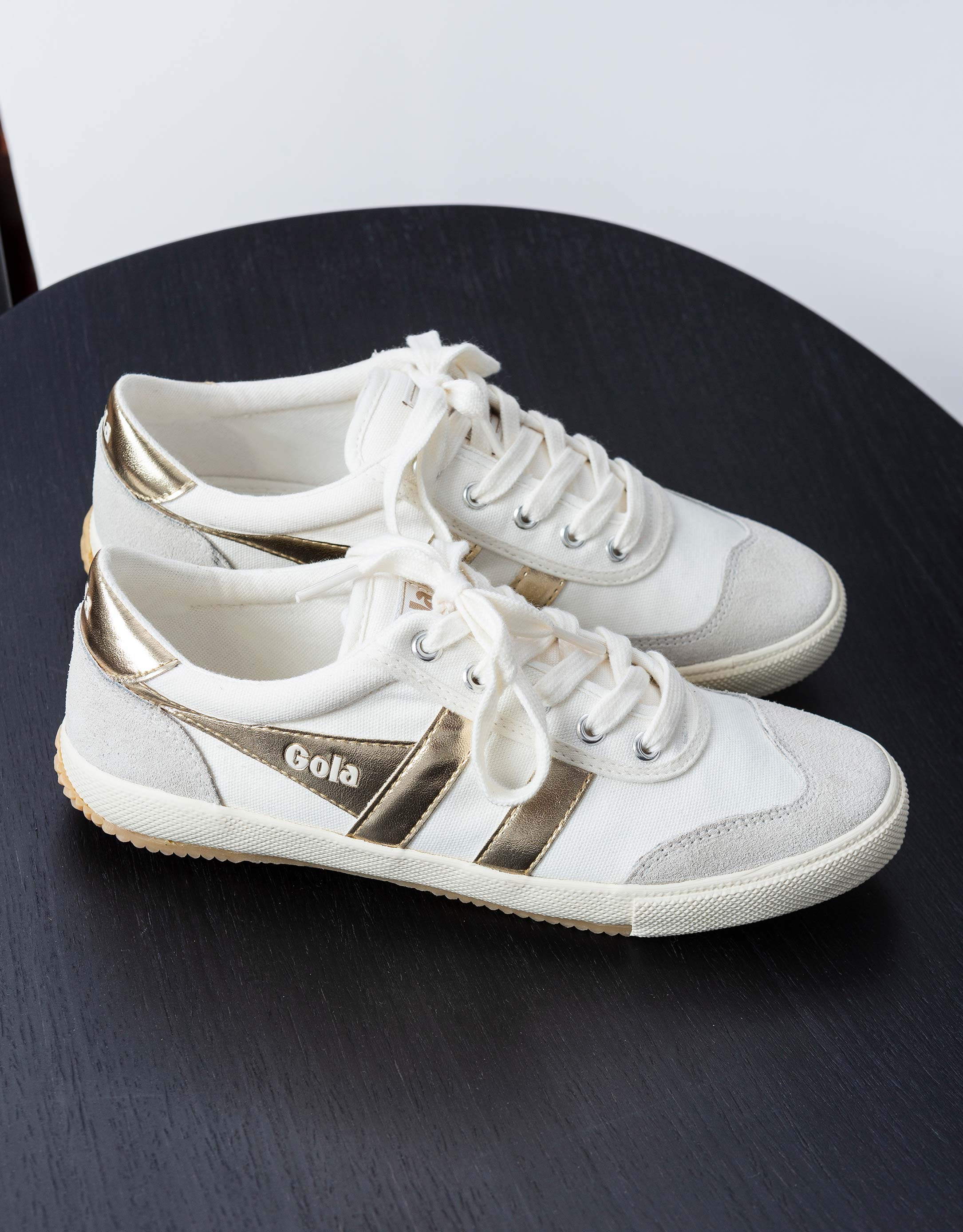 נעלי נשים - Gola - סניקרס BADMINTON - לבן   זהב2