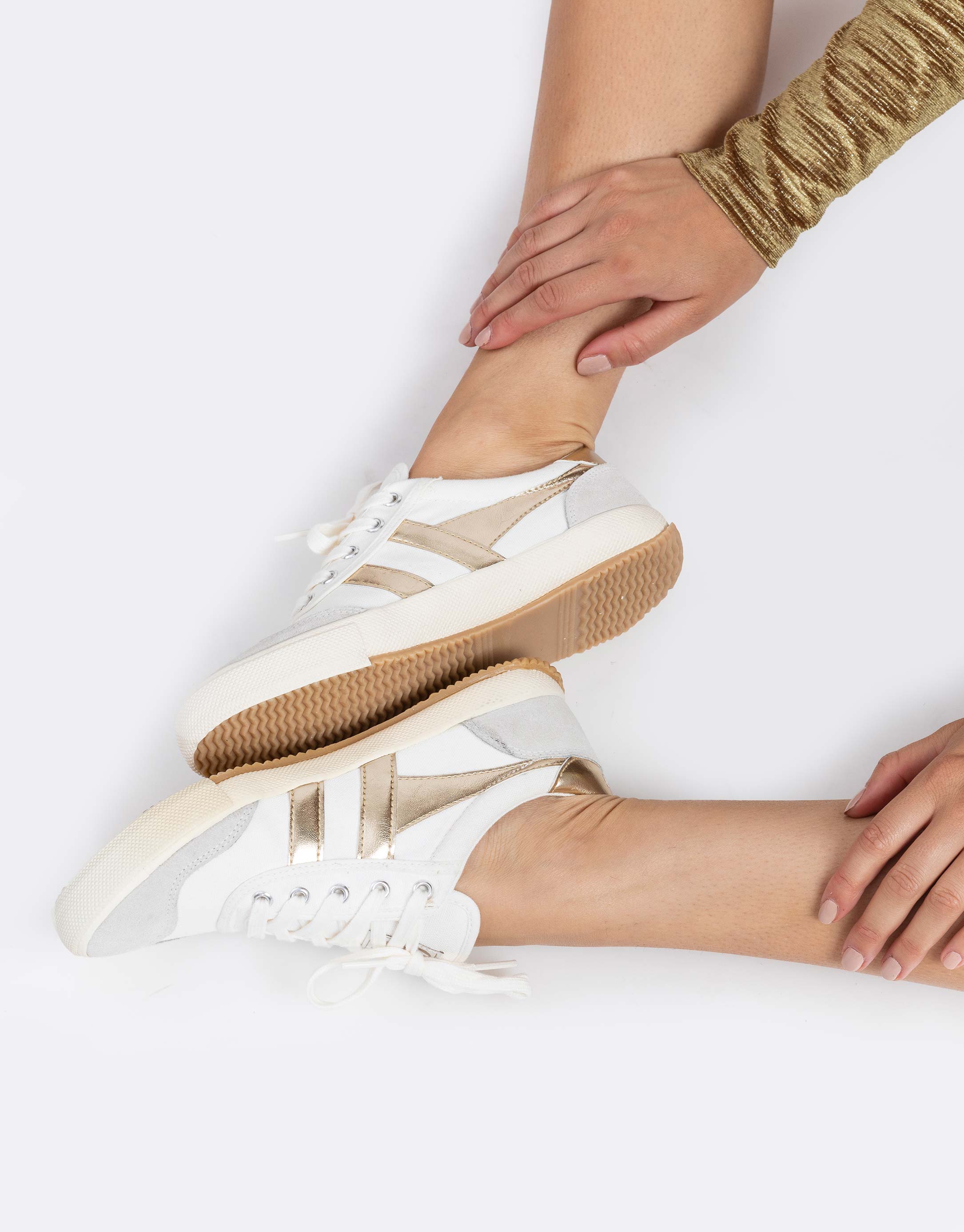 נעלי נשים - Gola - סניקרס BADMINTON - לבן   זהב3