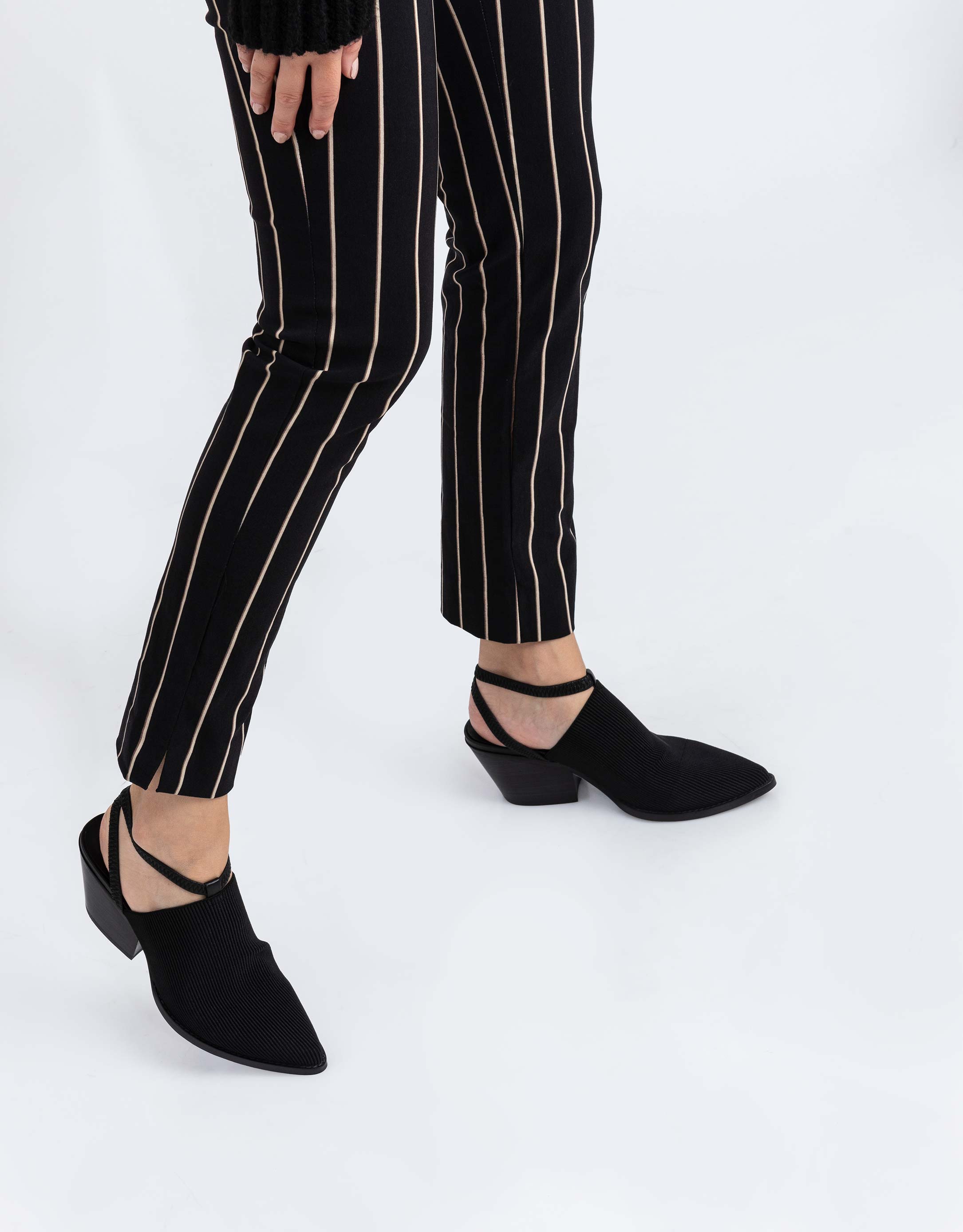 נעלי נשים - Jeffrey Campbell - סנדלי עקב סגורים ELASTO - שחור2