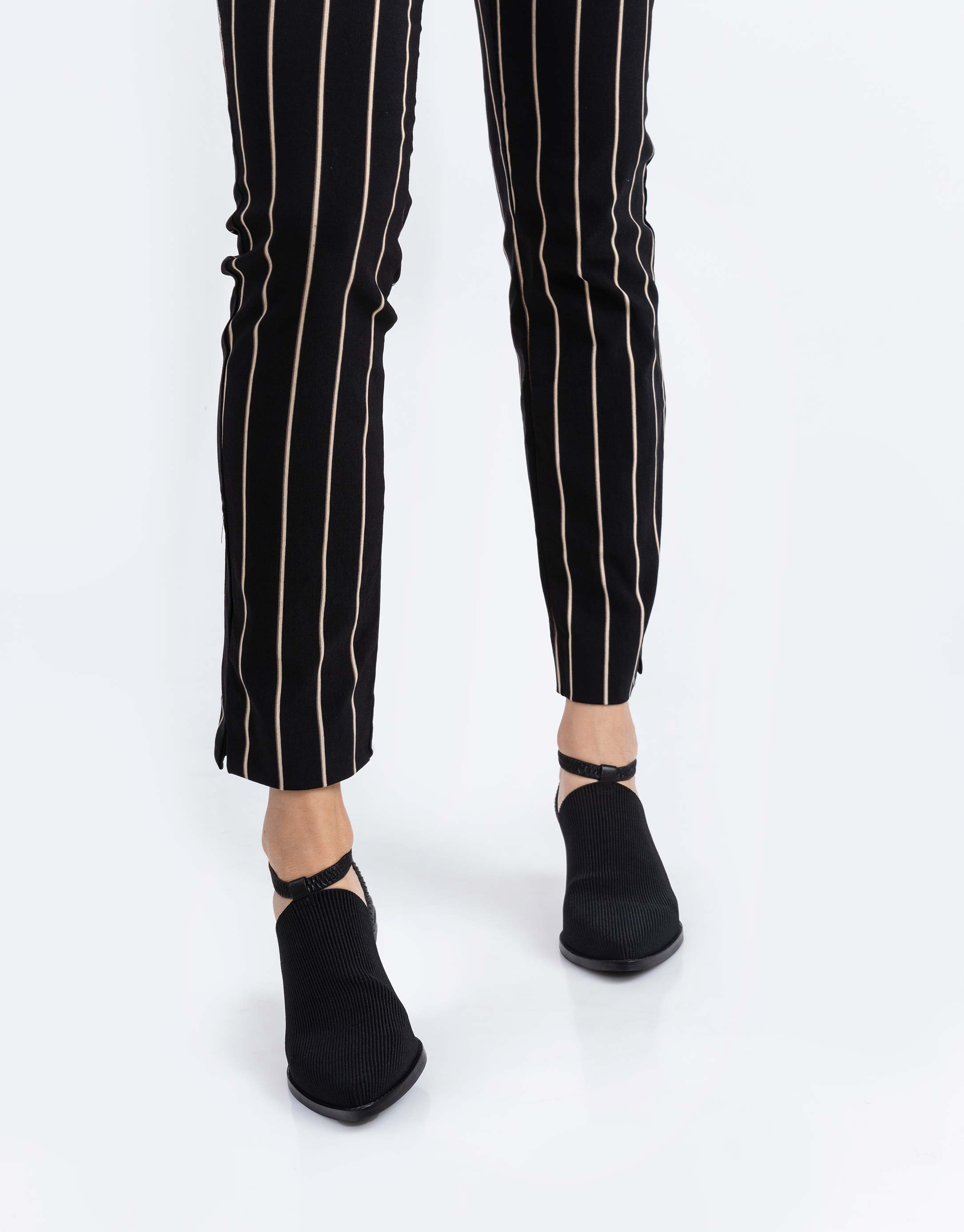 נעלי נשים - Jeffrey Campbell - סנדלי עקב סגורים ELASTO - שחור4