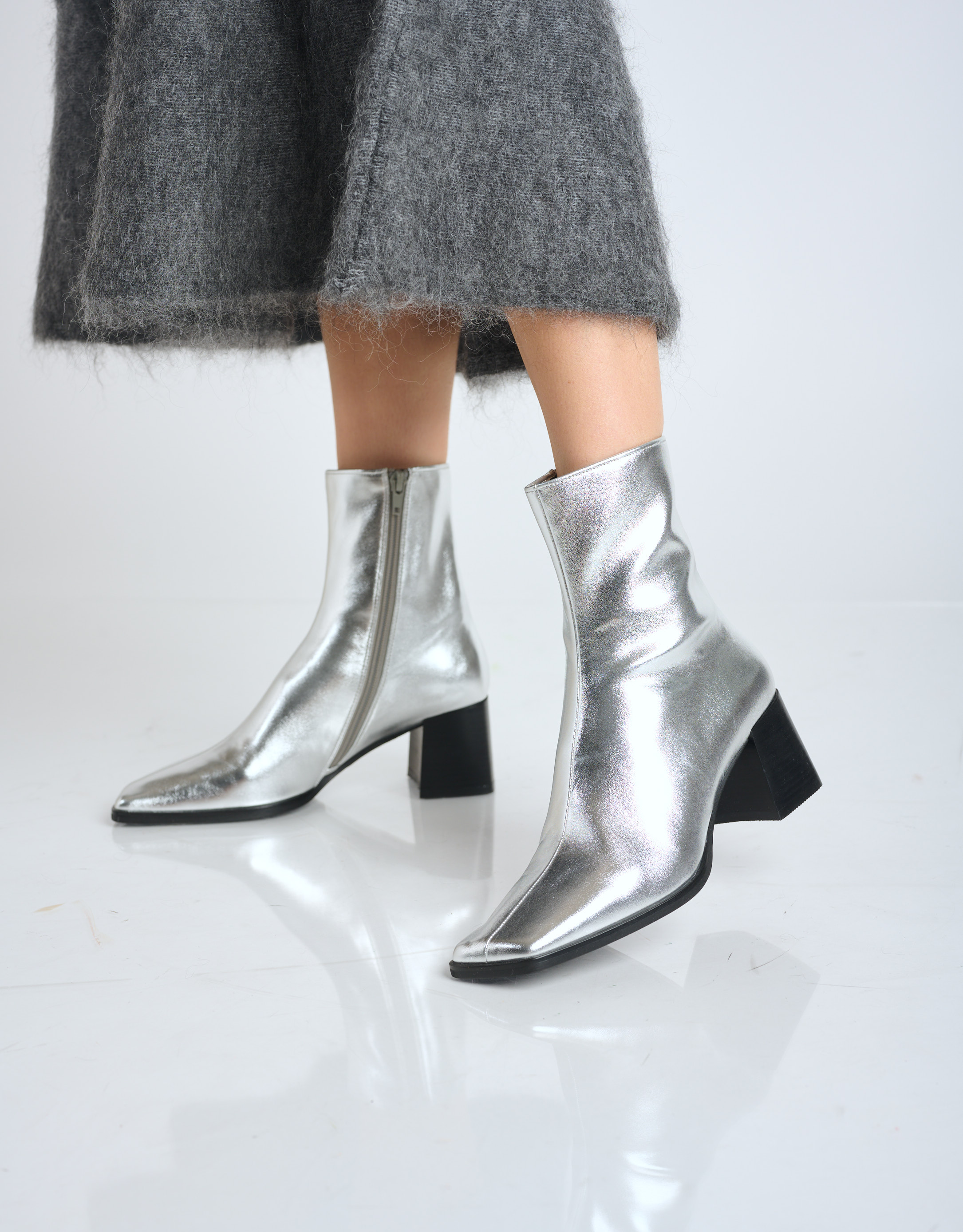 נעלי נשים - Jeffrey Campbell - מגפונים SLIQUE - כסף2