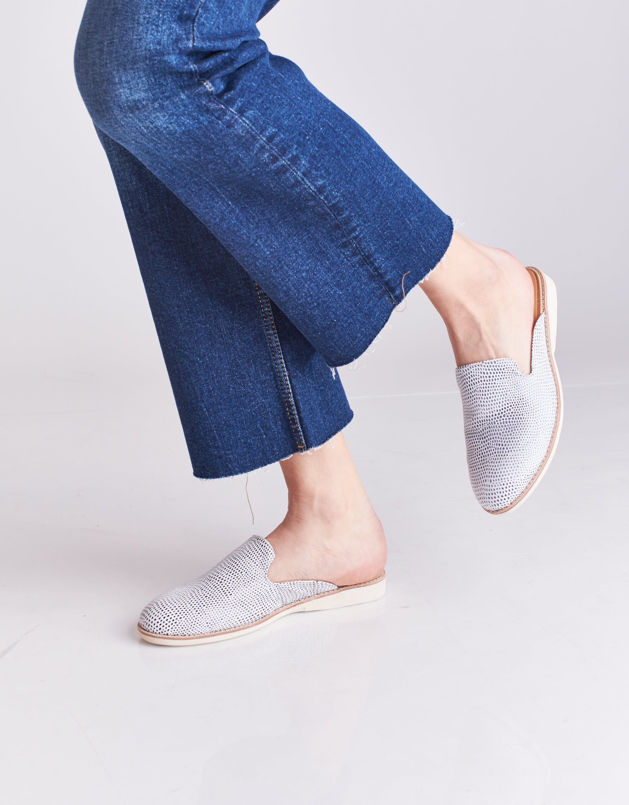 נעלי נשים - Rollie - כפכפים סגורים DERBY - לבן   כחול2