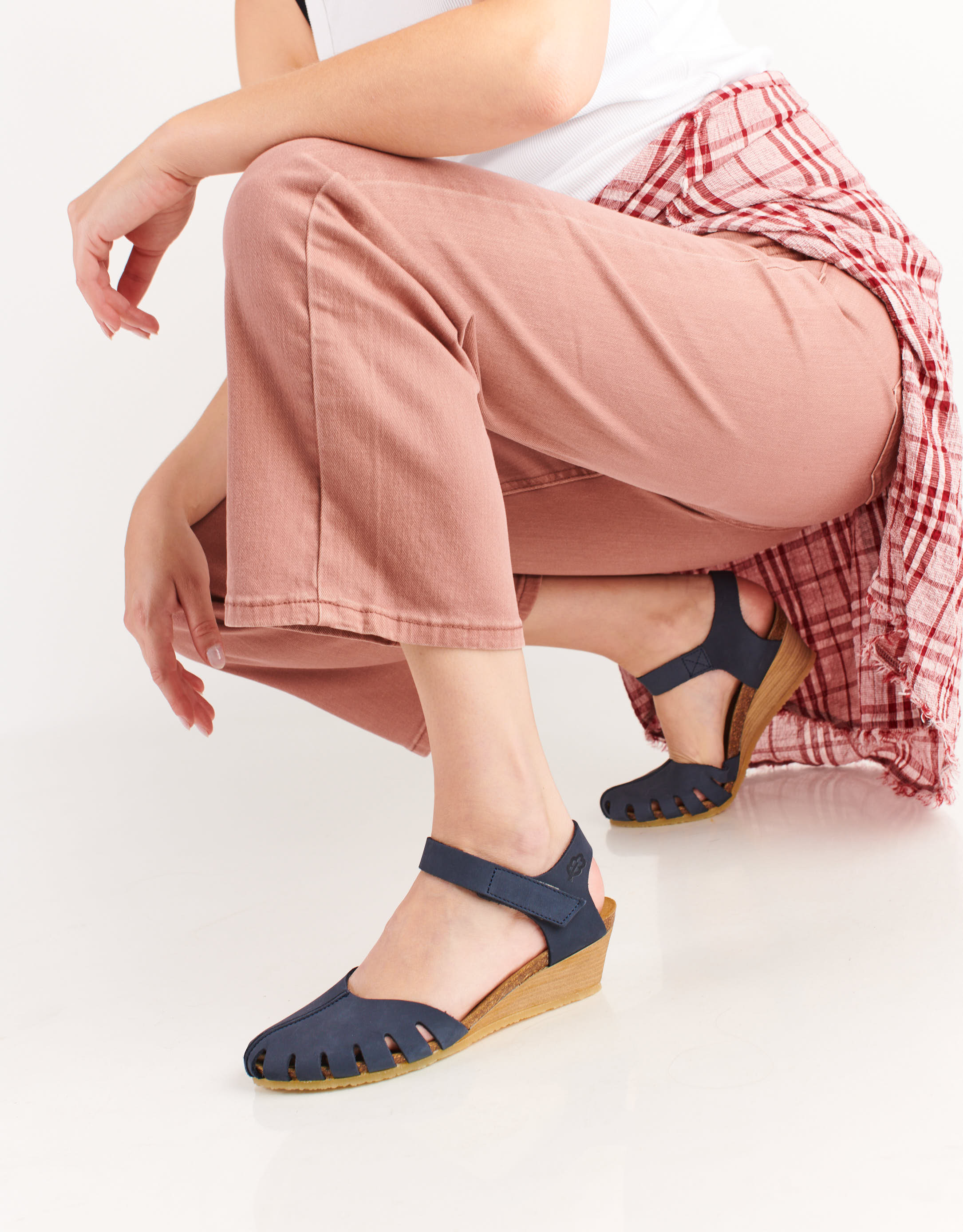 נעלי נשים - loints of Holland - סנדלים סגורים LOLA B - כחול4