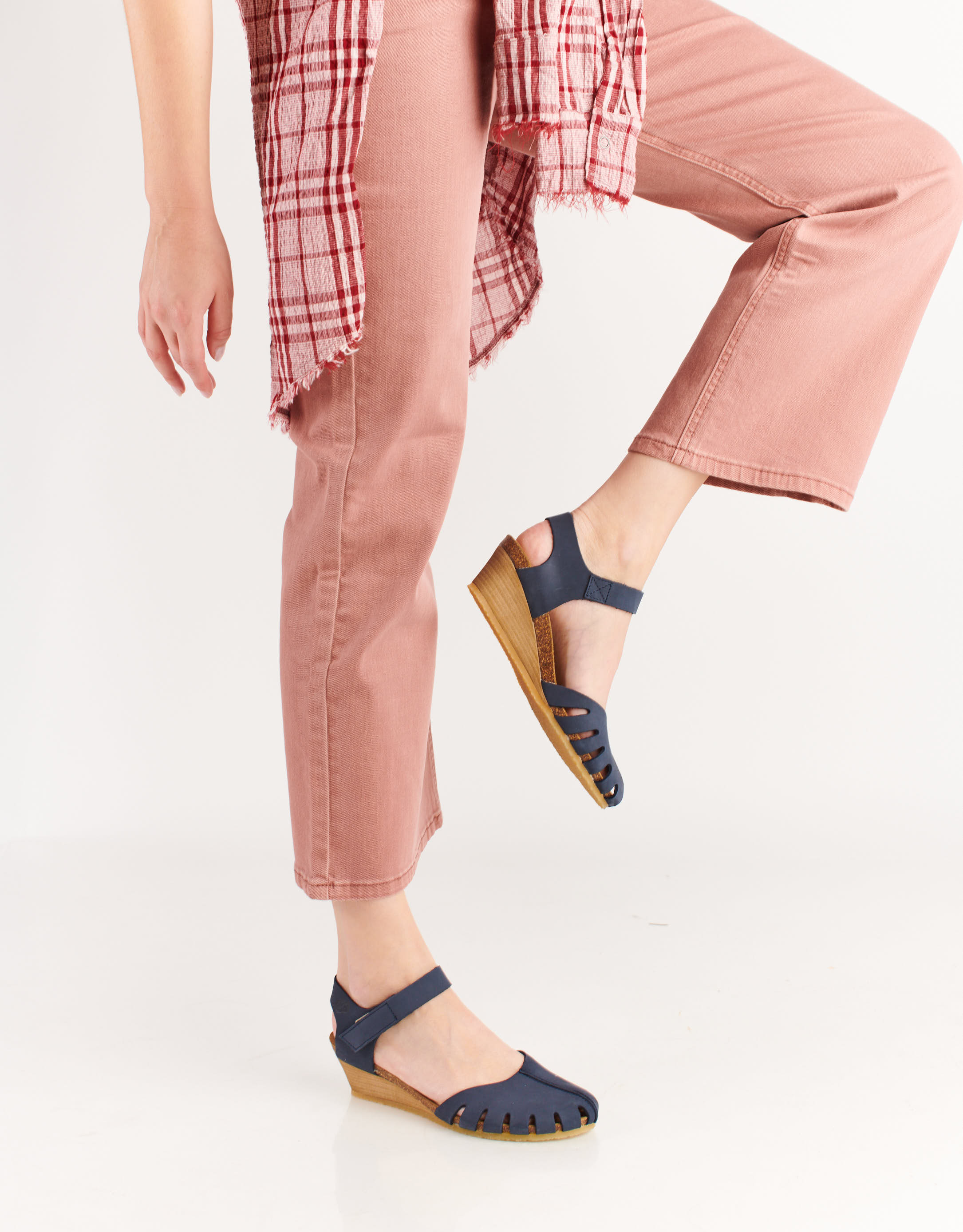 נעלי נשים - loints of Holland - סנדלים סגורים LOLA B - כחול3