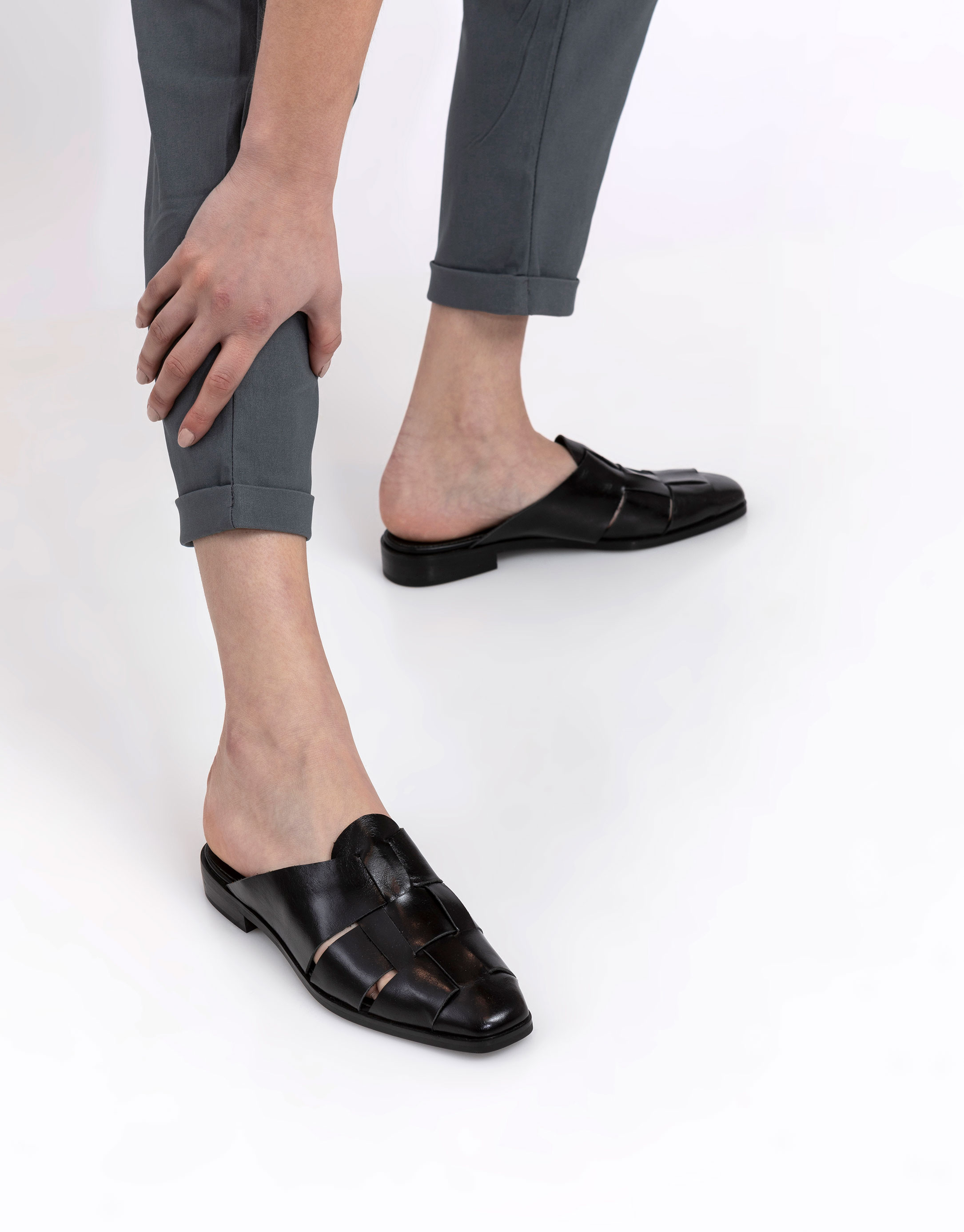 נעלי נשים - Jeffrey Campbell - כפכפי מיולז מעור  EASTIN - שחור3