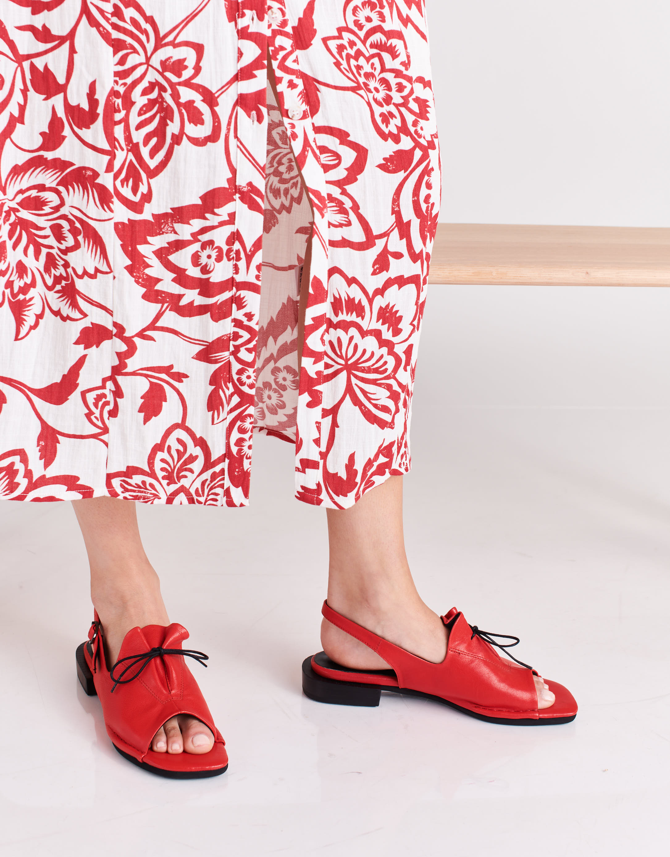 נעלי נשים - Yuko Imanishi - סנדלים שטוחים AOI - אדום2