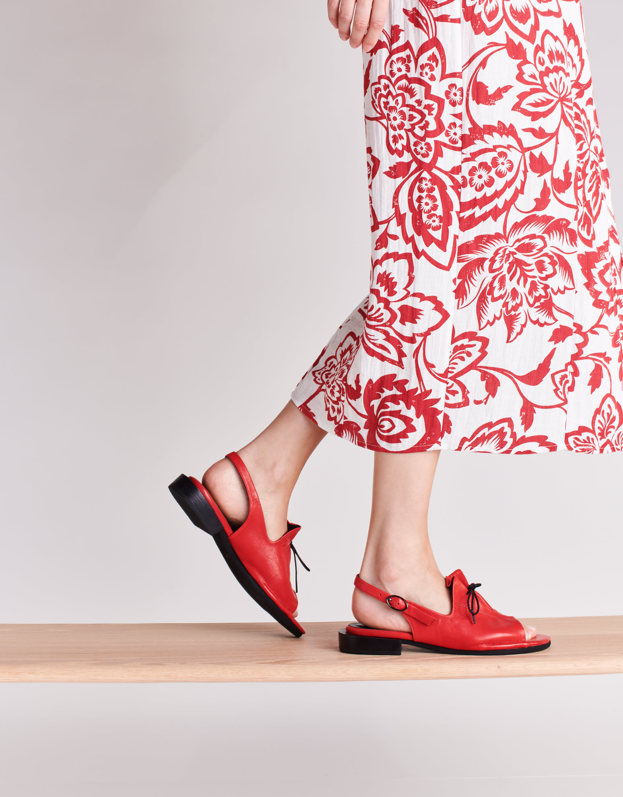 נעלי נשים - Yuko Imanishi - סנדלים שטוחים AOI - אדום3