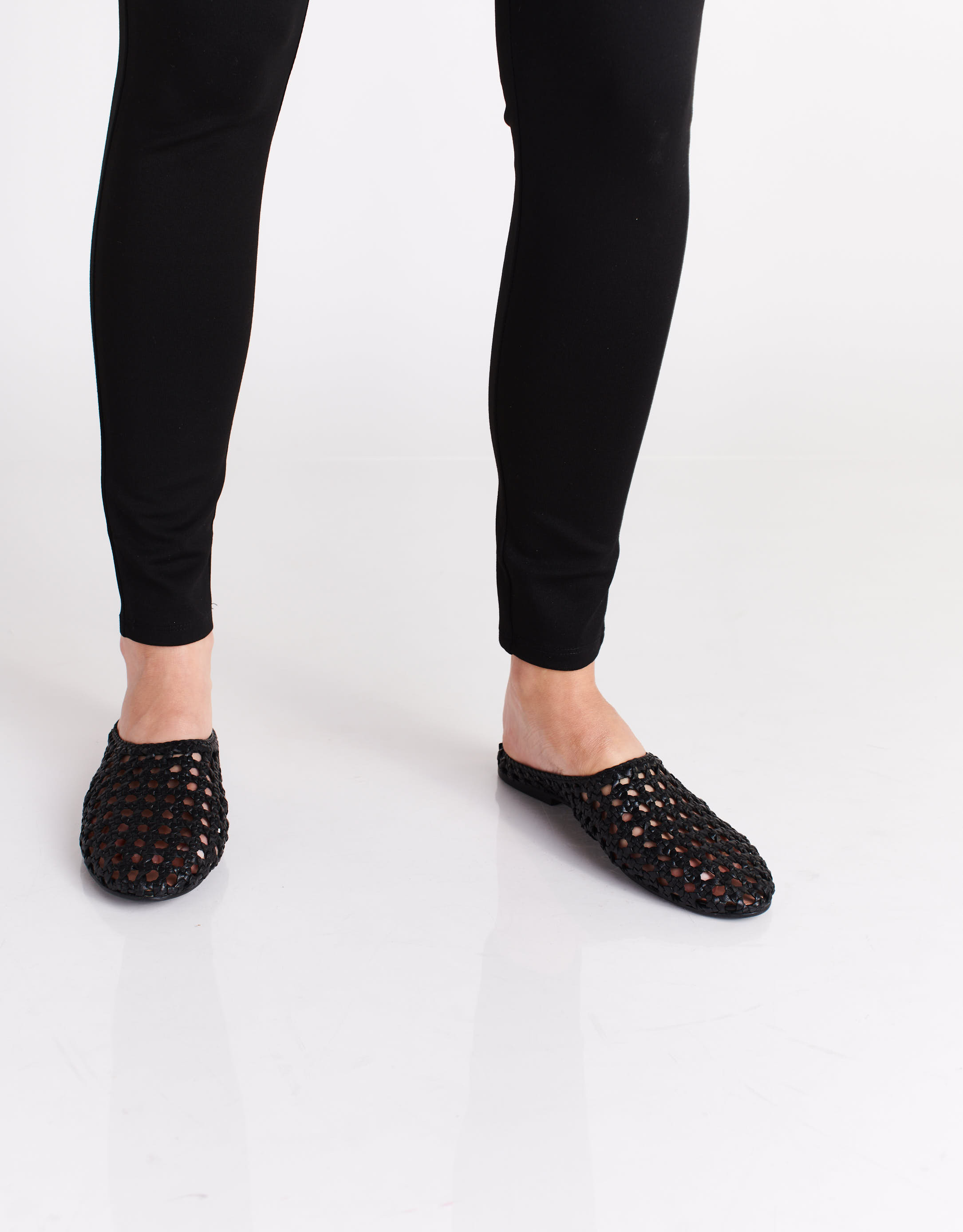 נעלי נשים - Salt+Umber - כפכפים שטוחים SHANTI - שחור3