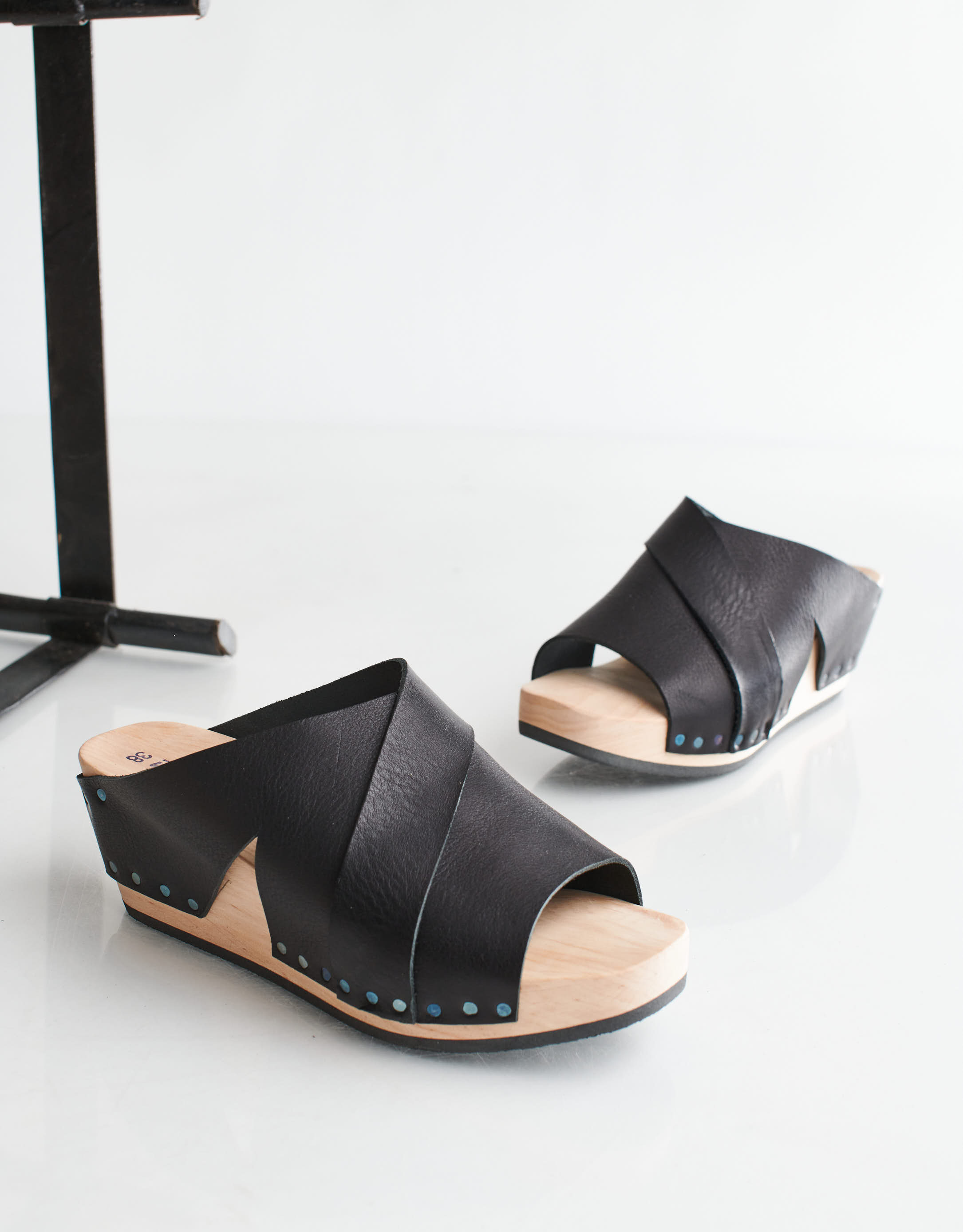 נעלי נשים - Trippen - כפכפים LASSO WOOD - שחור2