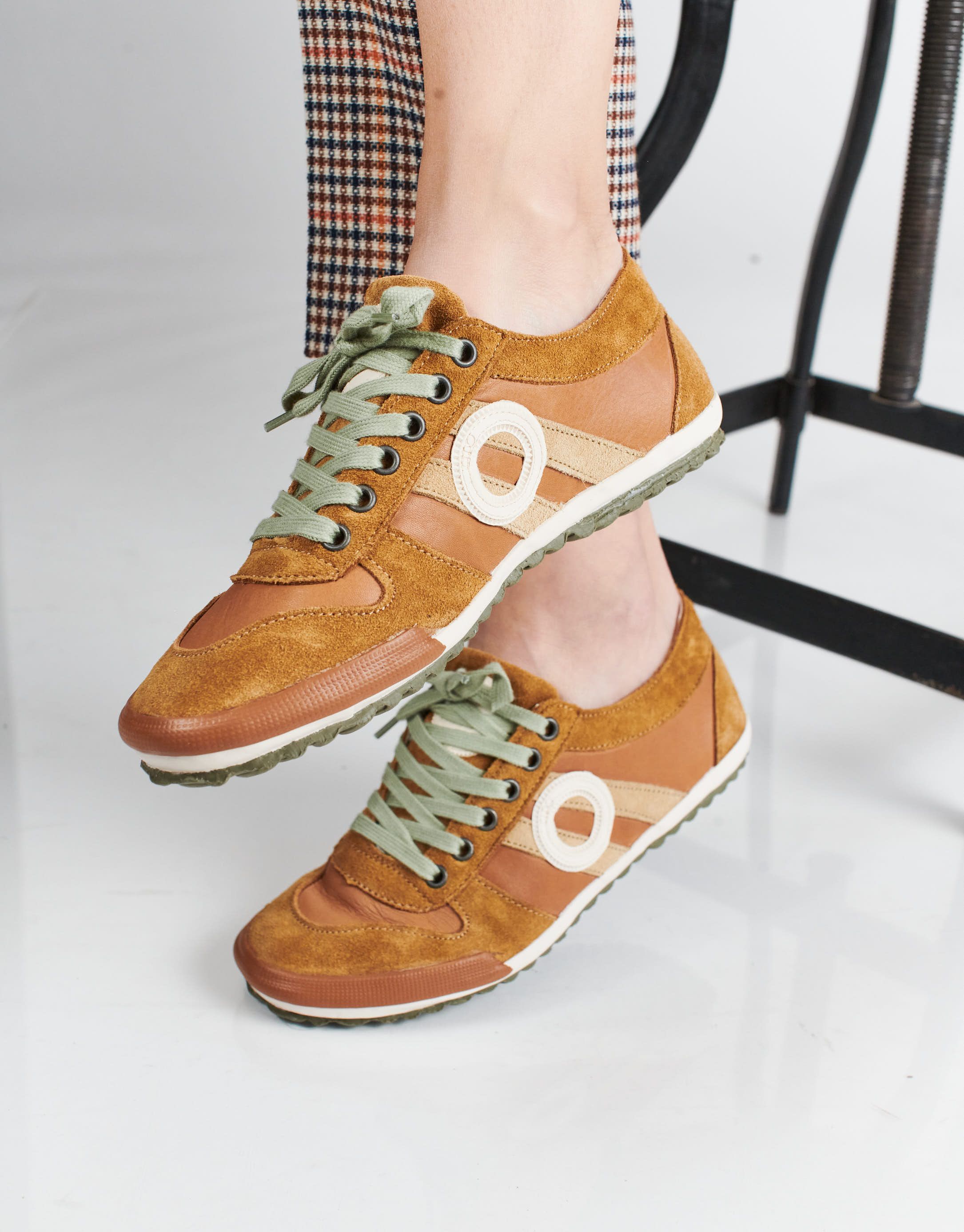 נעלי נשים - Aro - סניקרס נמוכות מעור IDO - קאמל2