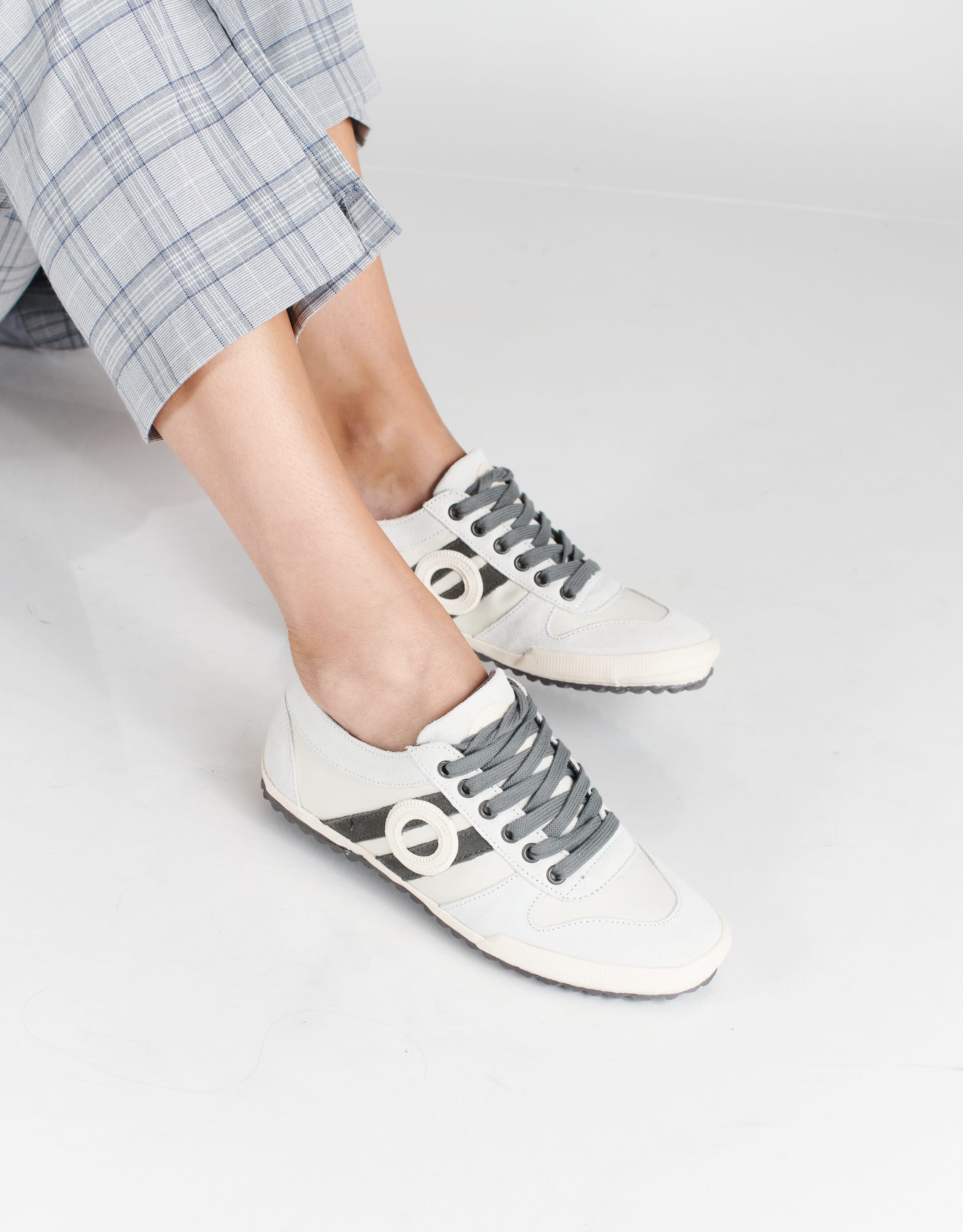 נעלי נשים - Aro - סניקרס נמוכות מעור IDO - לבן   אפור4