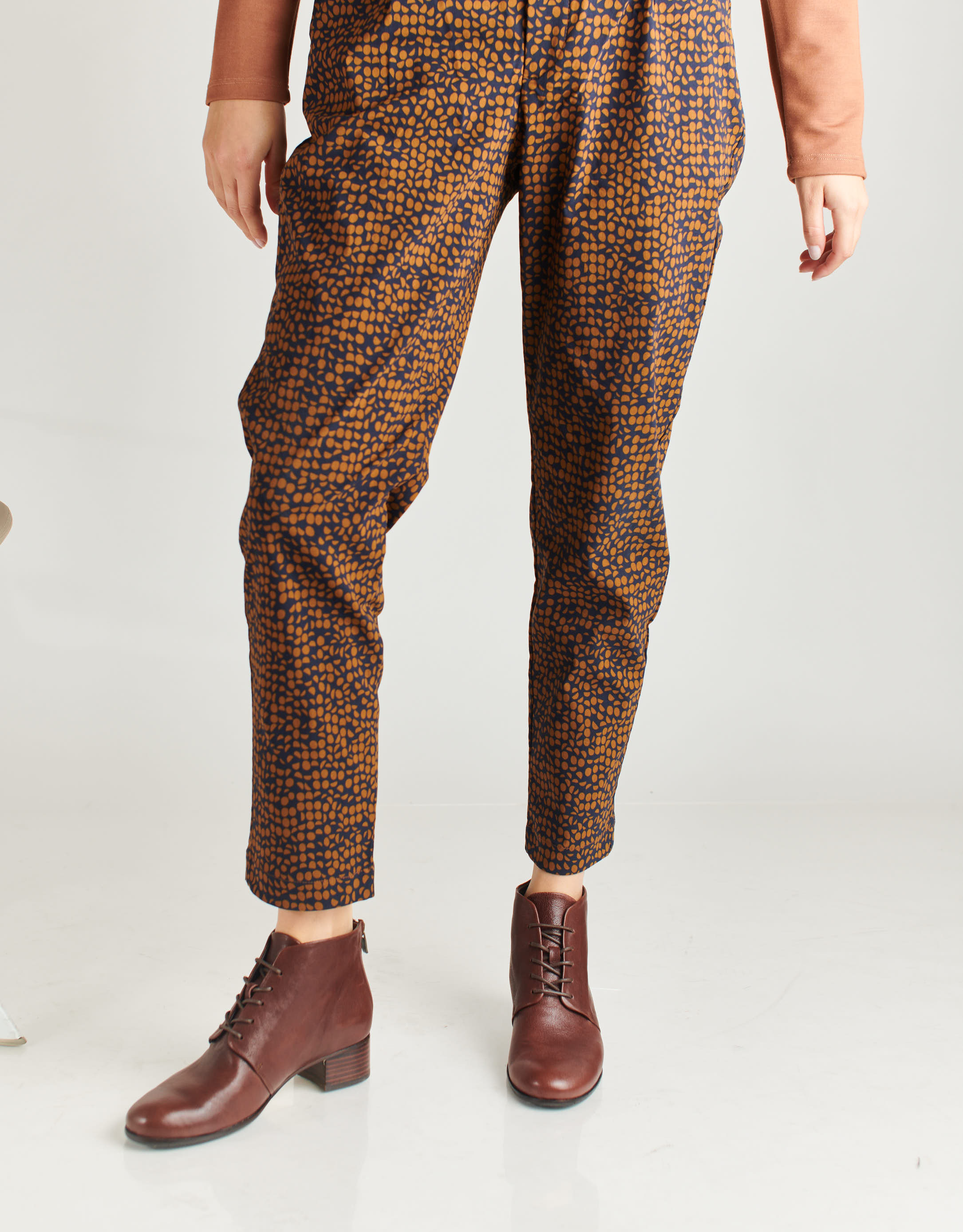 נעלי נשים - Vialis - מגפוני עקב עם שרוך GRETA - חום3