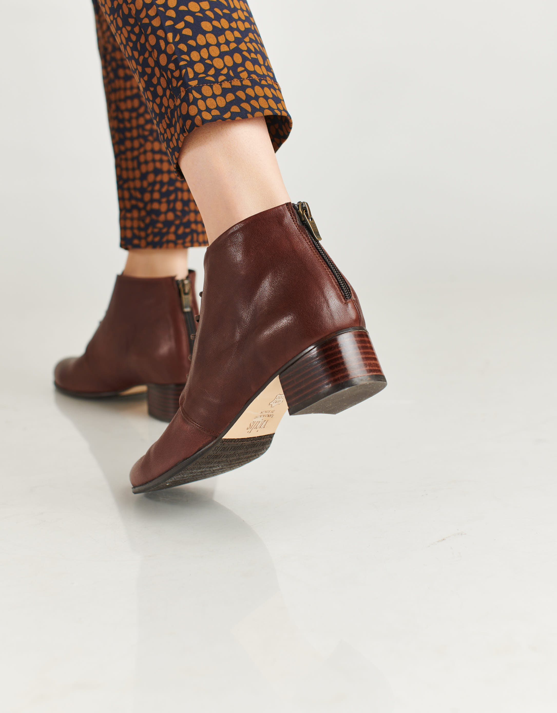 נעלי נשים - Vialis - מגפוני עקב עם שרוך GRETA - חום4