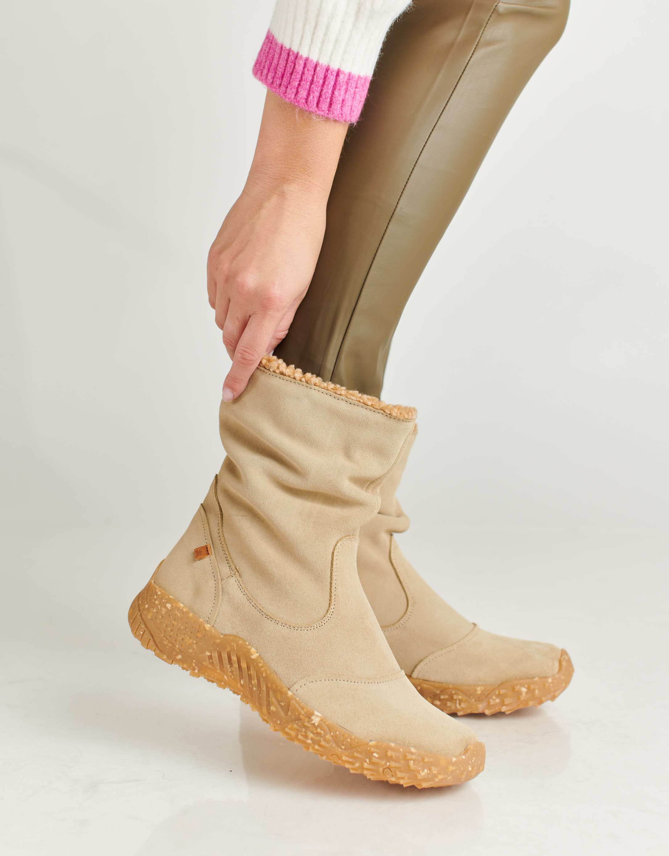 נעלי נשים - El Naturalista - מגפוני זמש GORBEA - בז'2