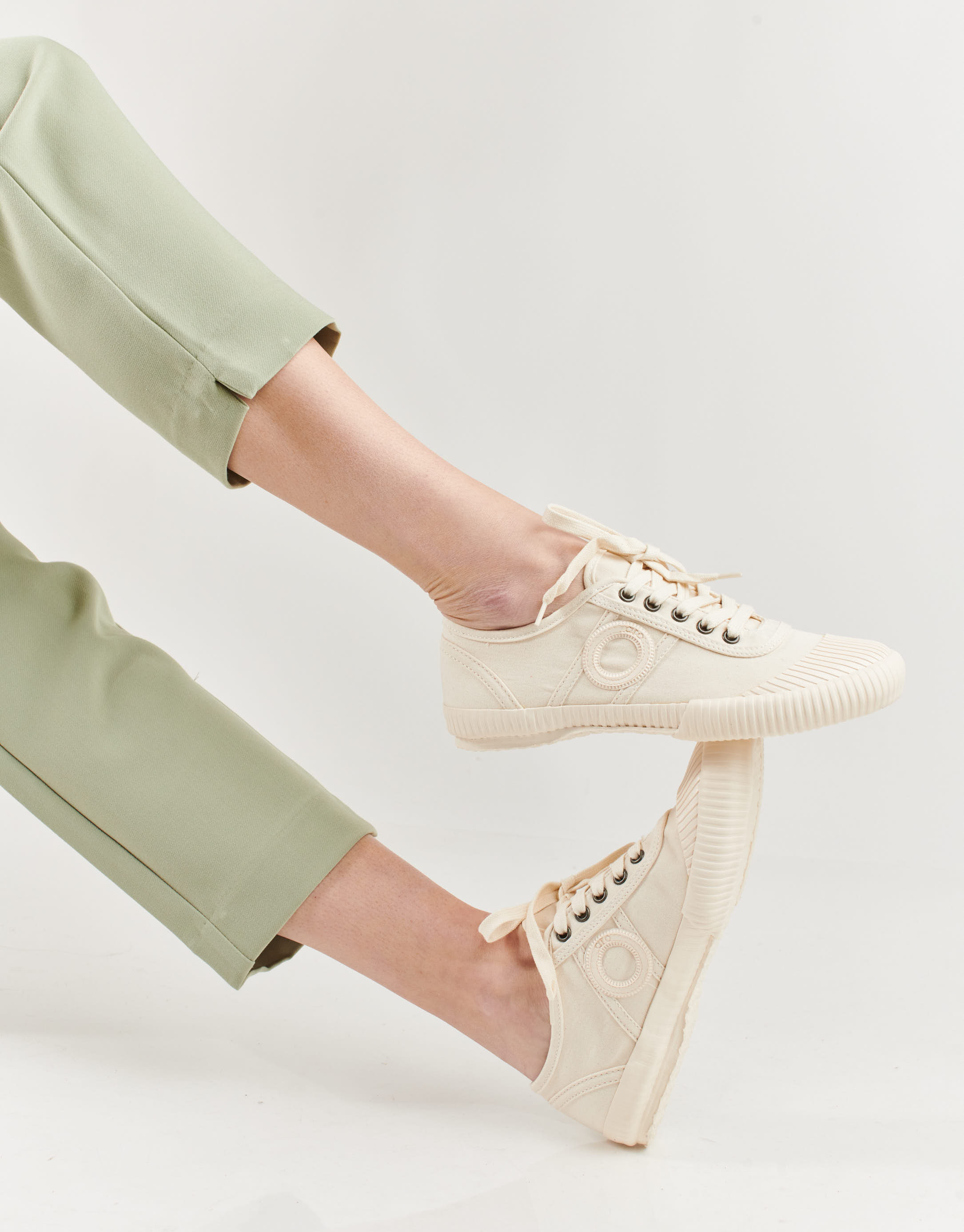 נעלי נשים - Aro - סניקרס בד CHARLIE B - אופוויט2