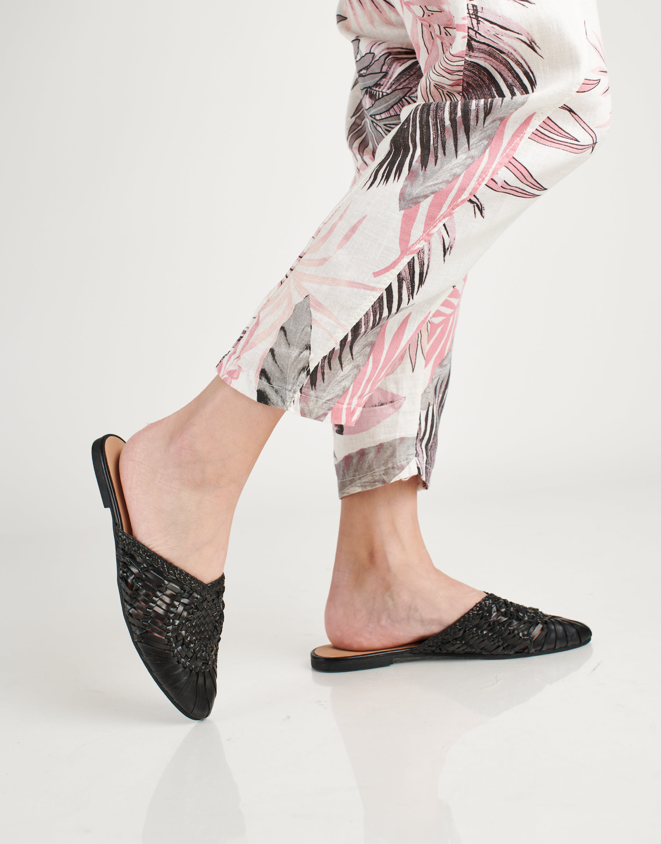 נעלי נשים - Salt+Umber - כפכפי עור ARI - שחור2