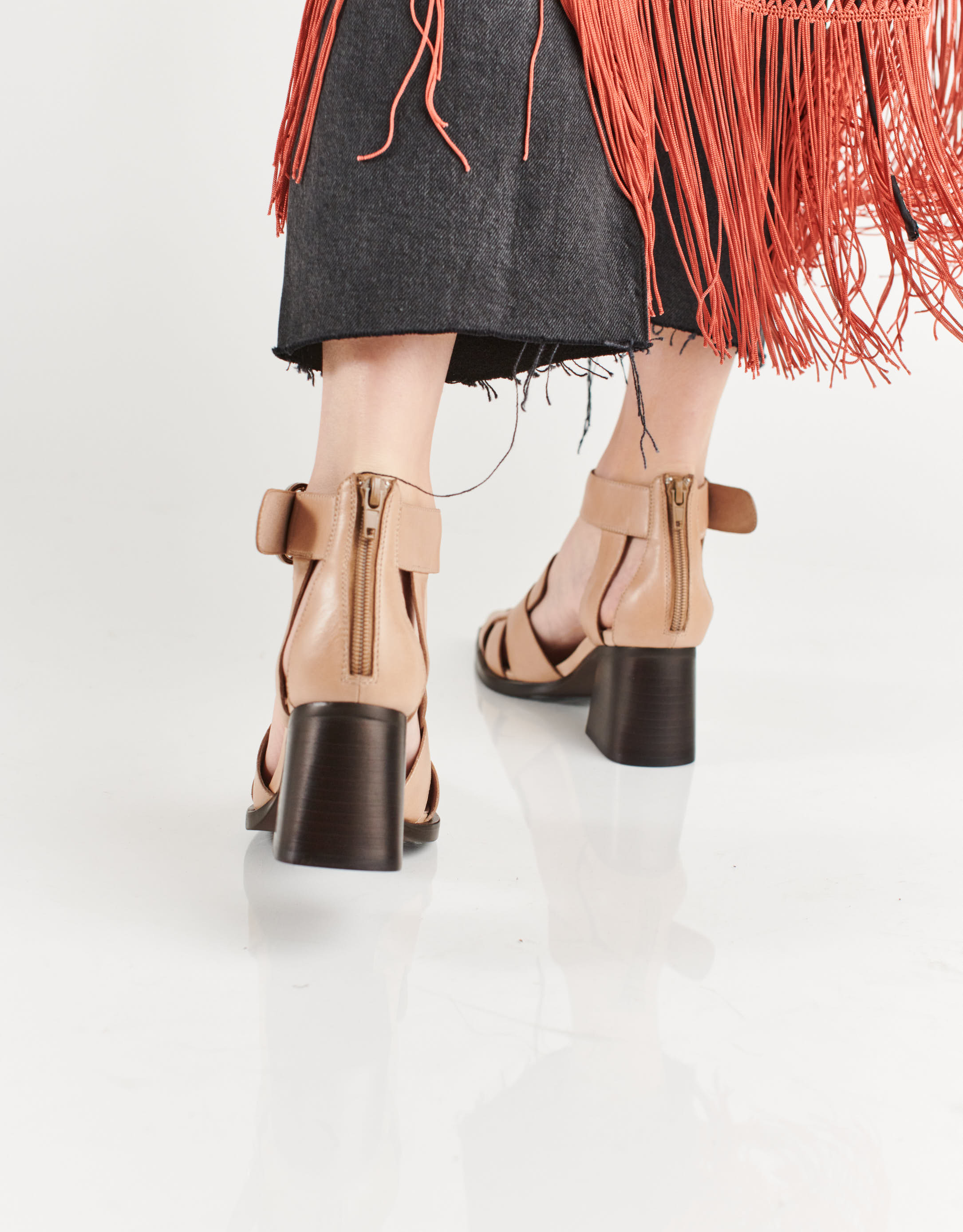 נעלי נשים - Jeffrey Campbell - סנדלי עקב מעור MARIA - ניוד4