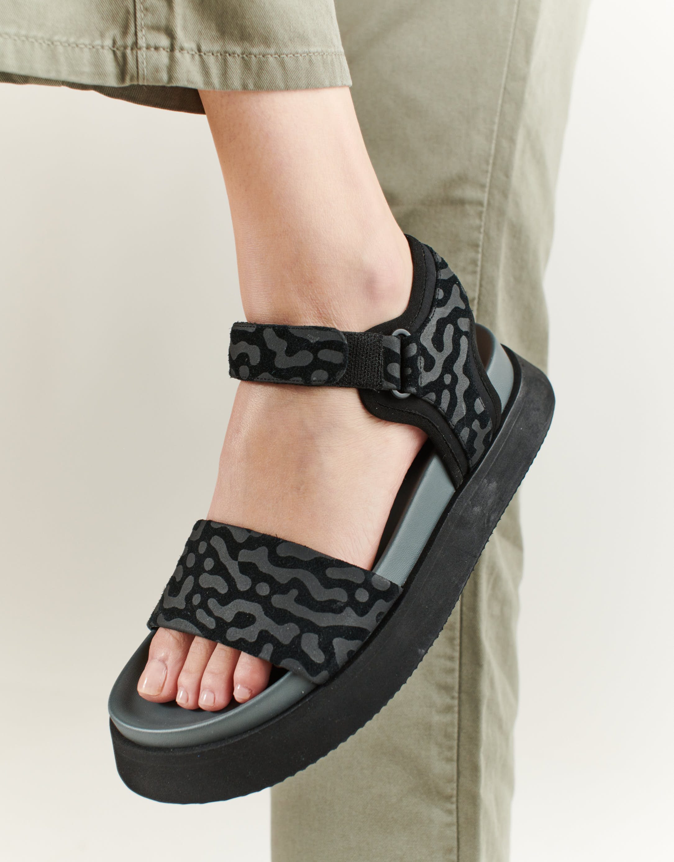 נעלי נשים - Rollie - סנדלי פלטפורמה ACME 2 - שחור1