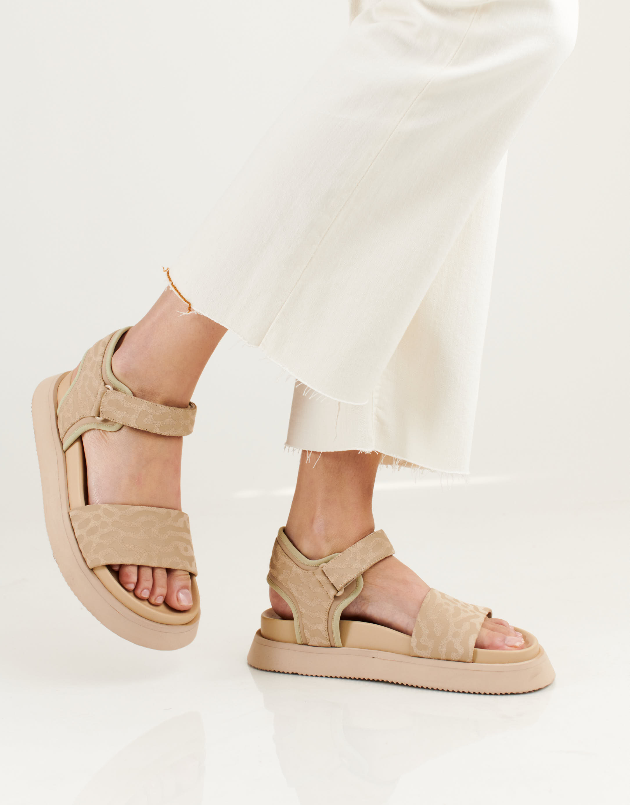 נעלי נשים - Rollie - סנדלי פלטפורמה ACME 2 - חול3