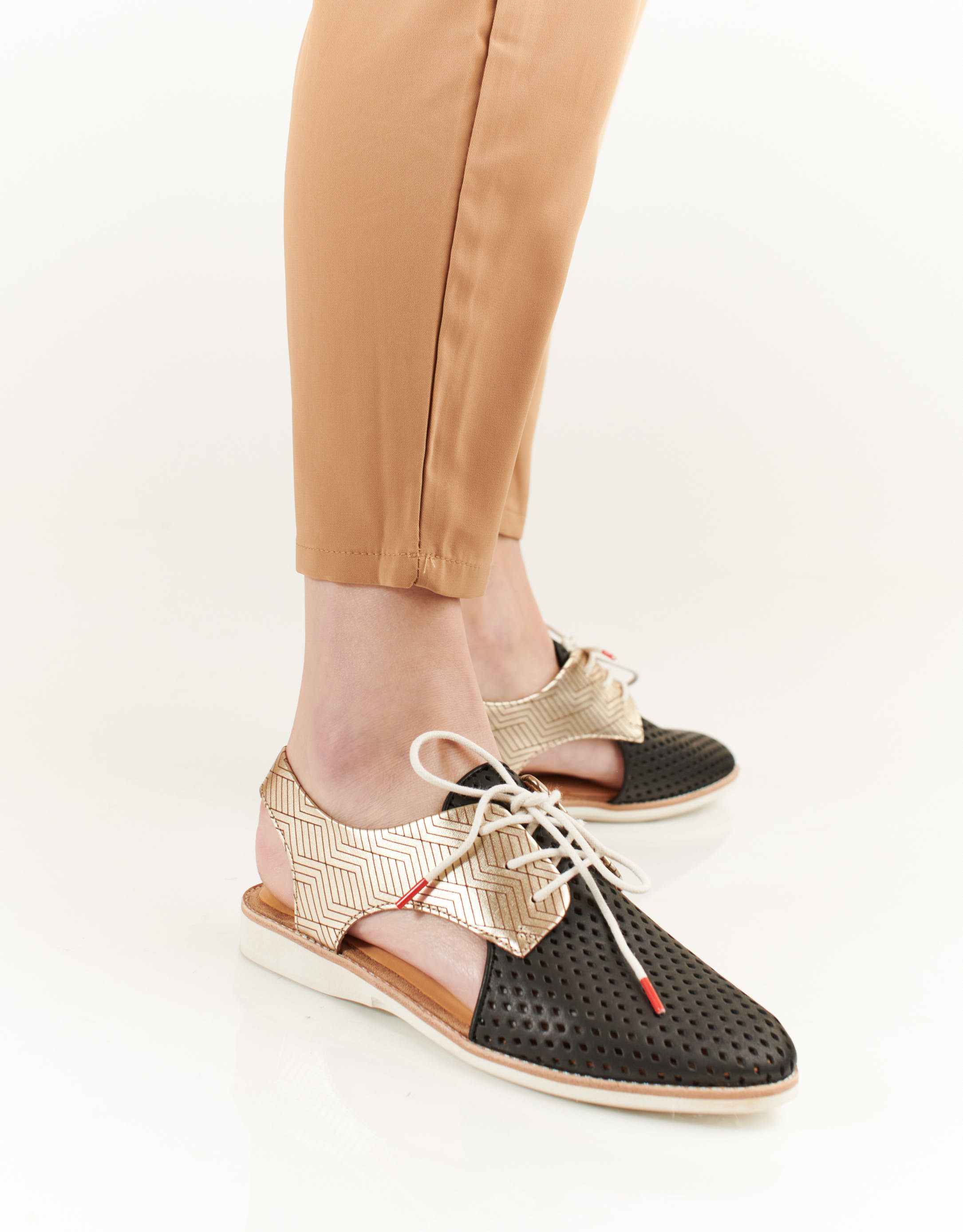 נעלי נשים - Rollie - סנדלי עור SLINGBACK PUNCH - שחור   זהב3