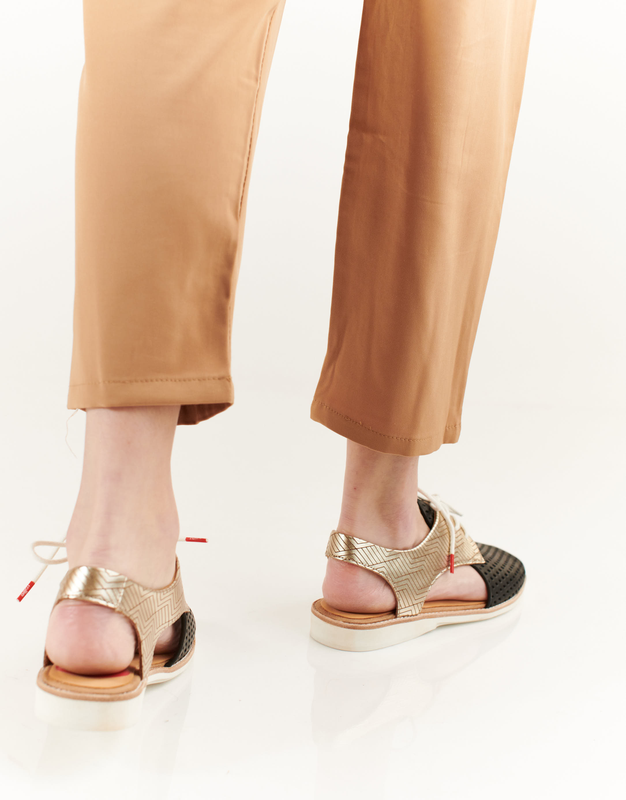 נעלי נשים - Rollie - סנדלי עור SLINGBACK PUNCH - שחור   זהב4