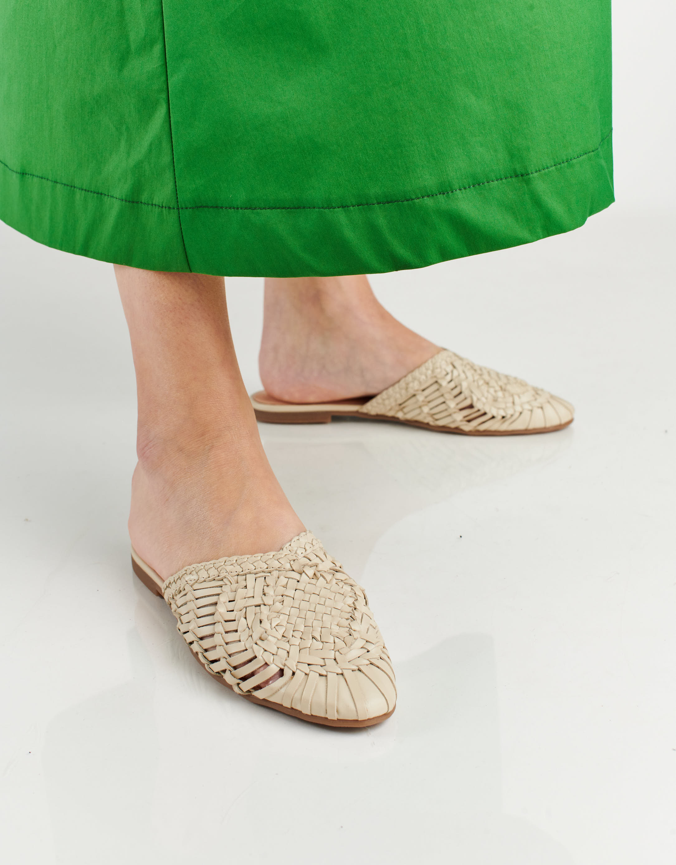 נעלי נשים - Salt+Umber - כפכפי עור ARI - אופוויט3