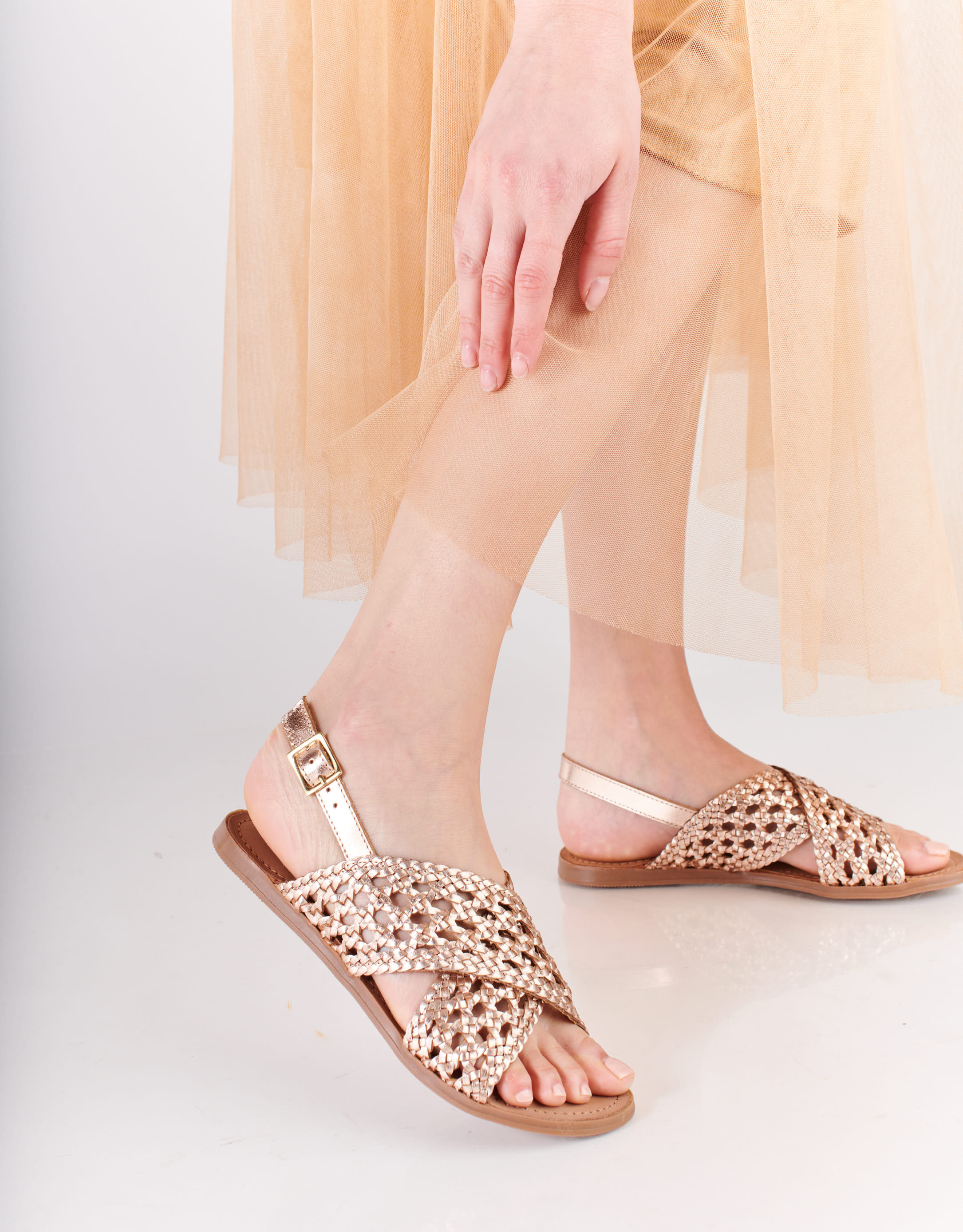 נעלי נשים - Salt+Umber - סנדלי עור קלועים DAHLIA - זהב3