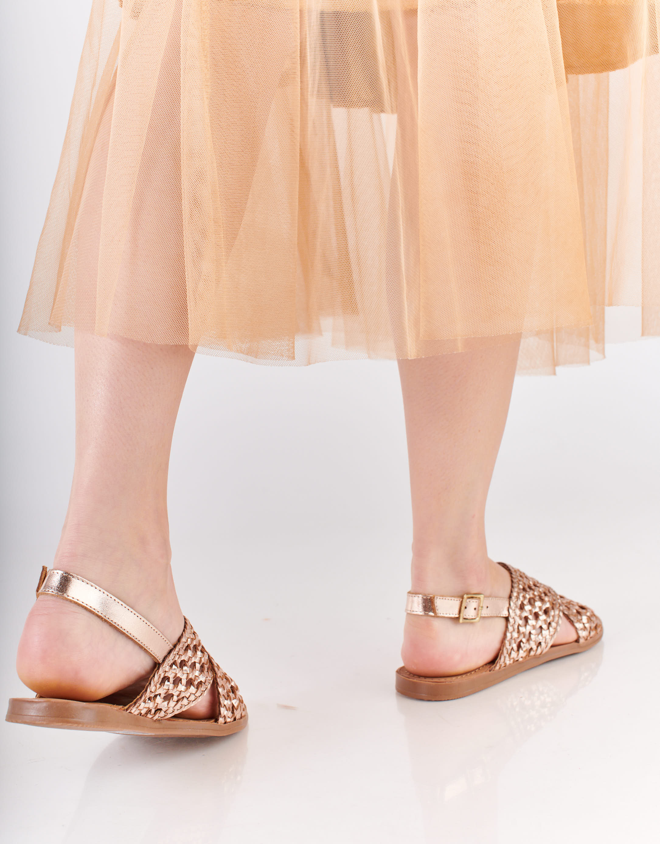 נעלי נשים - Salt+Umber - סנדלי עור קלועים DAHLIA - זהב4