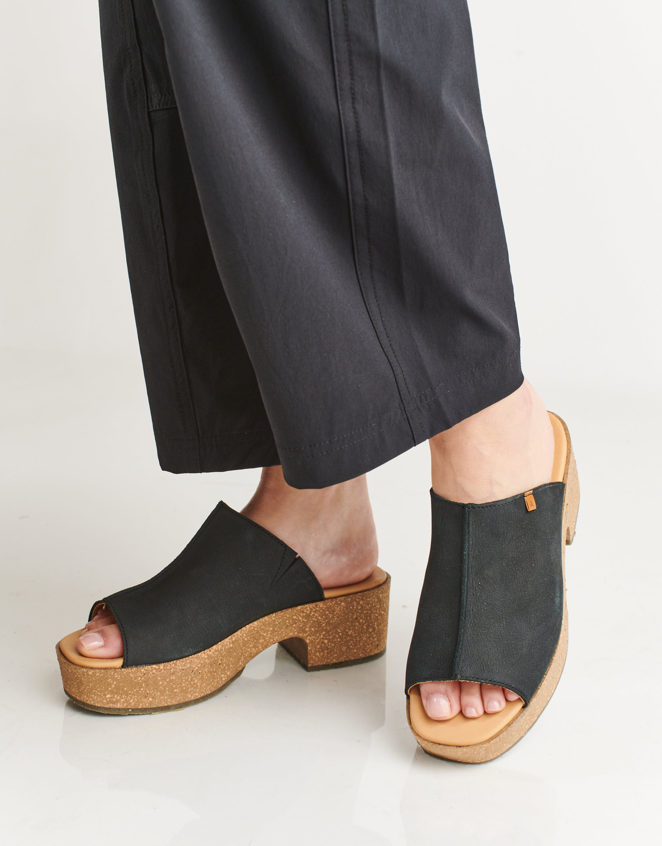 נעלי נשים - El Naturalista - כפכפי פלטפורמה ARBEQUINA - שחור2