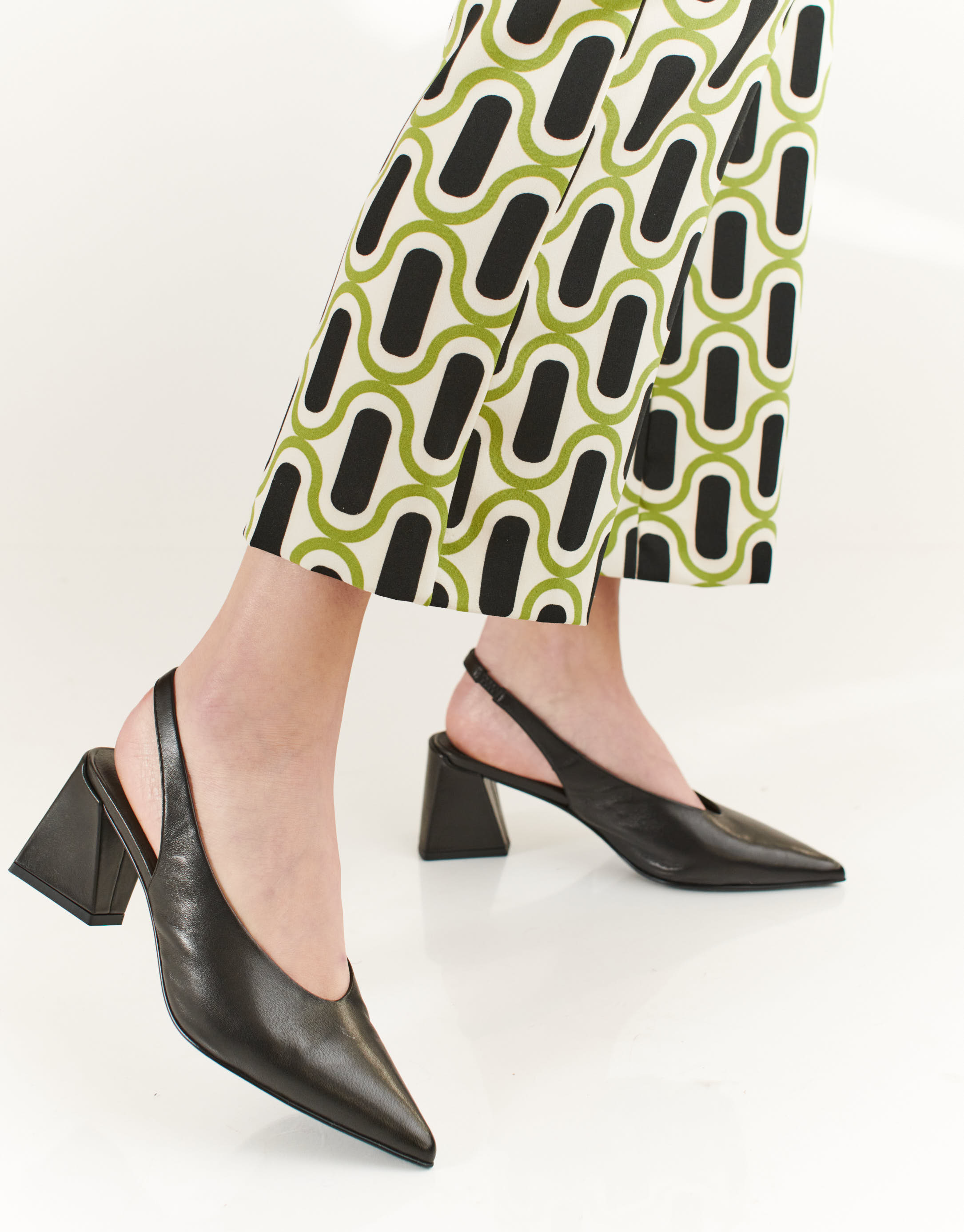 נעלי נשים - Jeffrey Campbell - נעלי סירה עם עקב ANARCHIA - שחור4