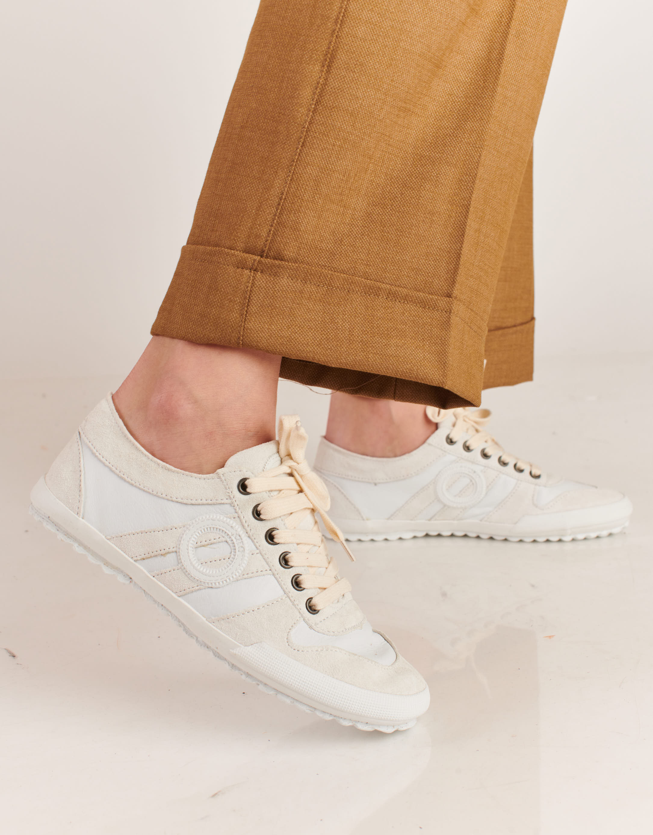 נעלי נשים - Aro - סניקרס נמוכות מעור IDO - לבן2