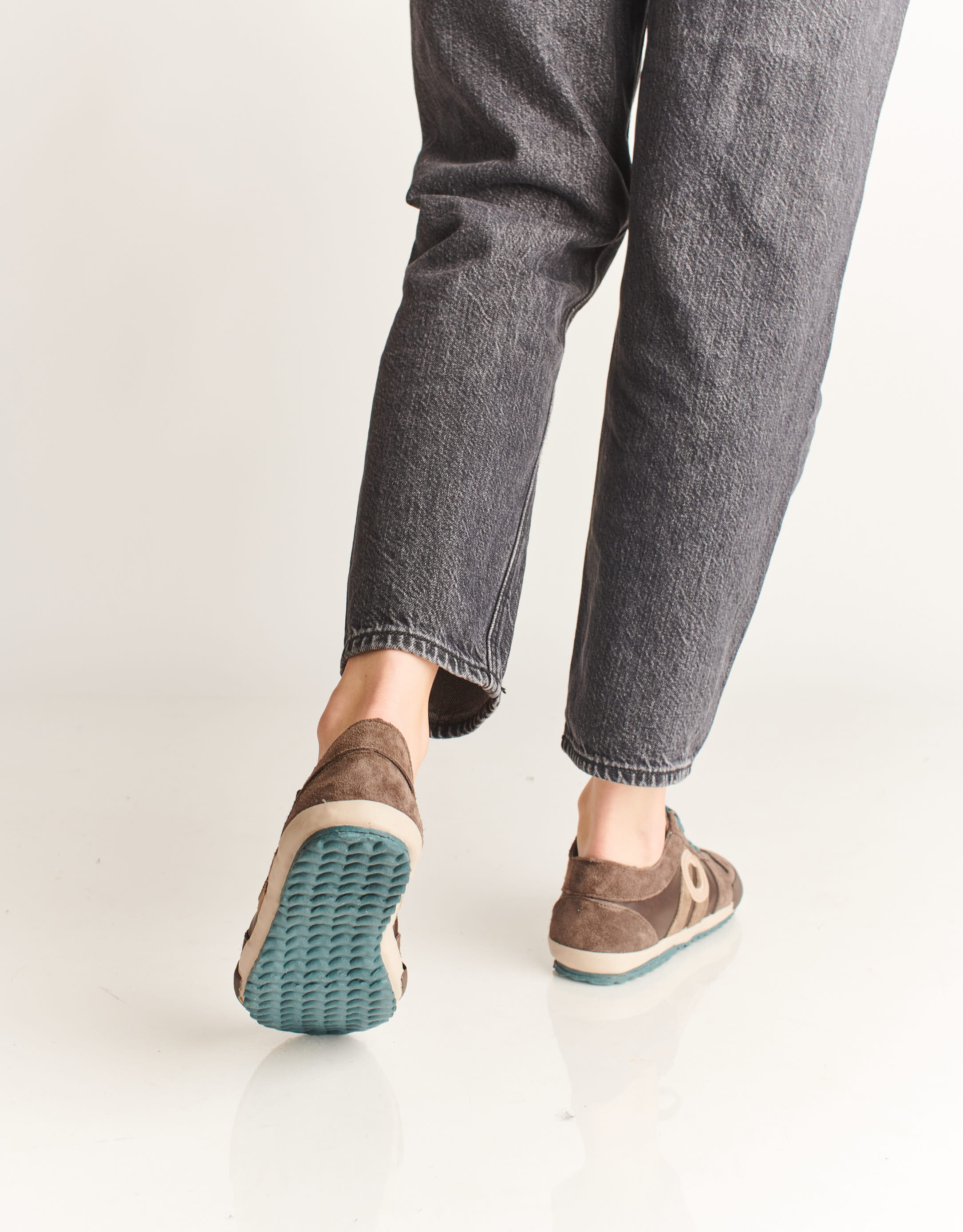 נעלי נשים - Aro - סניקרס נמוכות מעור IDO - חום כהה3