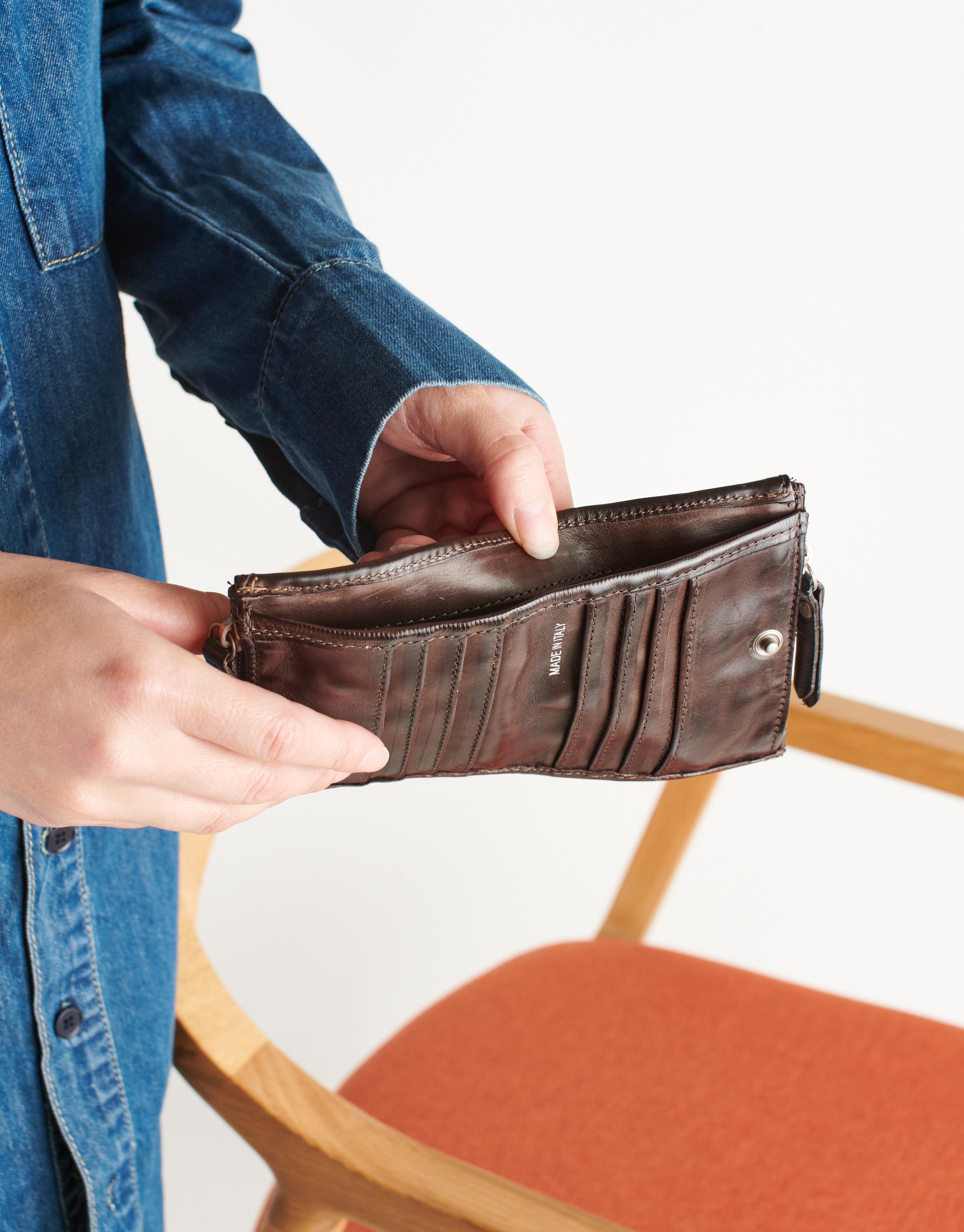 נעלי נשים - A.S. 98 - ארנק קטן מעור עם רוכסנים - חום כהה2