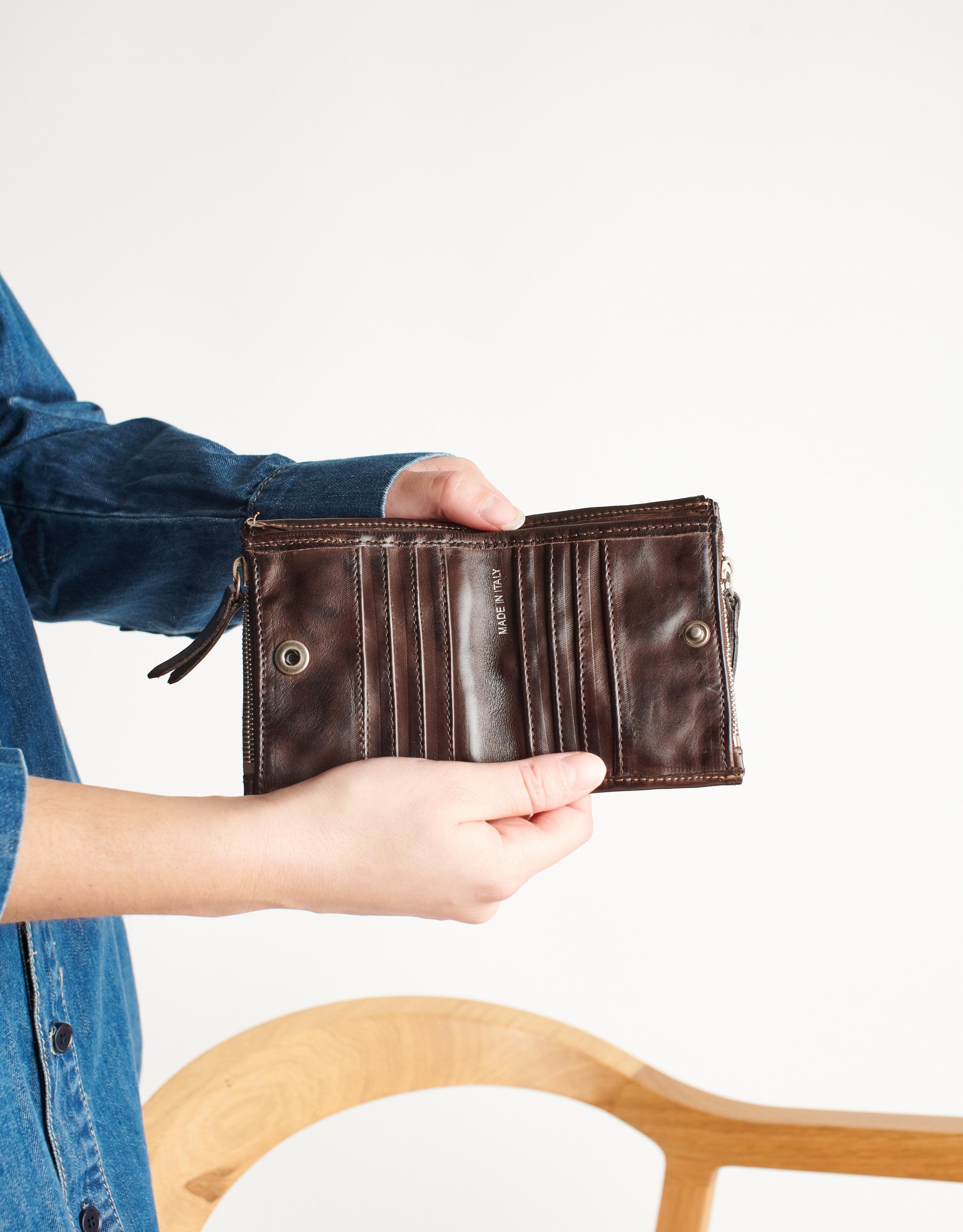 נעלי נשים - A.S. 98 - ארנק קטן מעור עם רוכסנים - חום כהה4