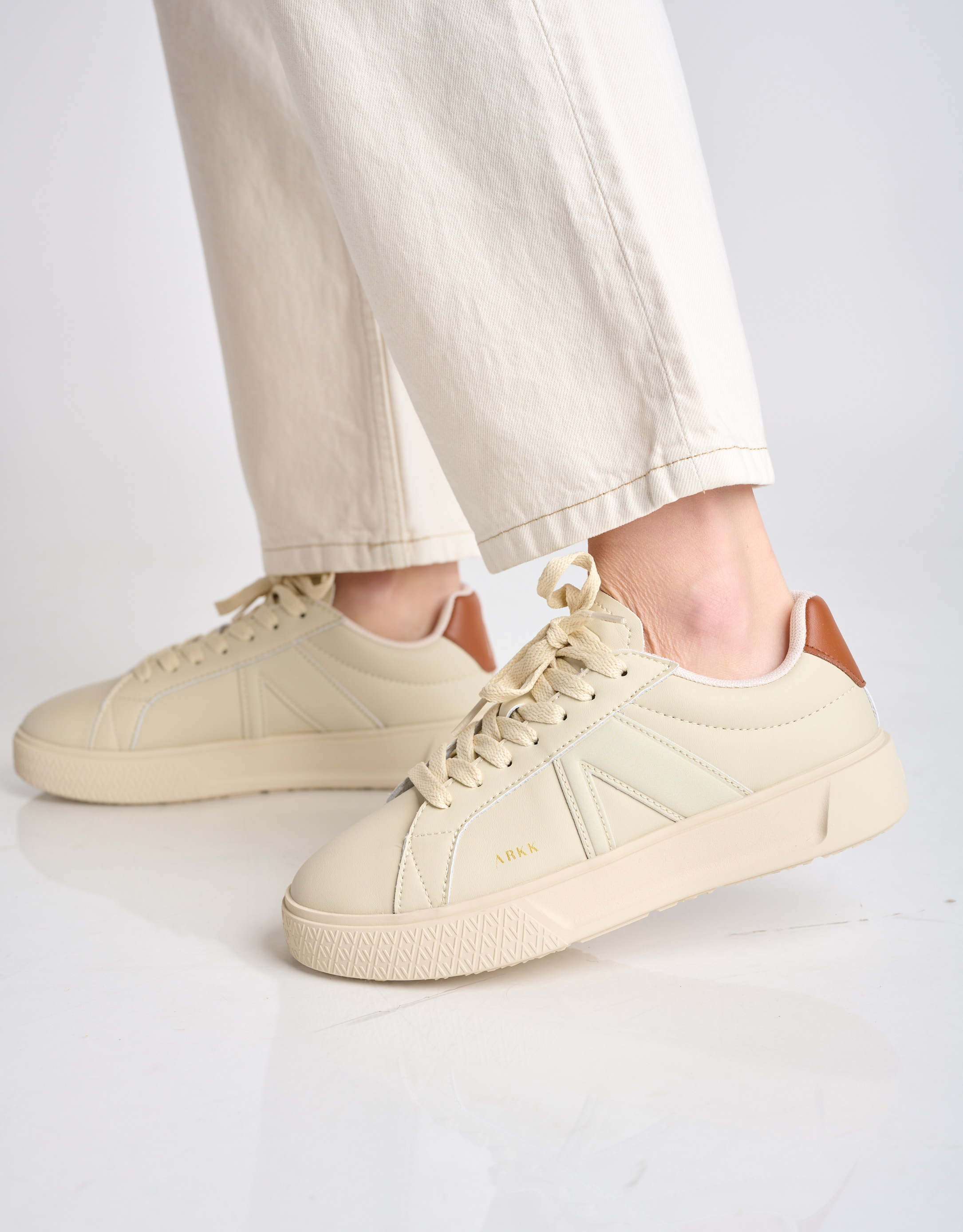 נעלי נשים - Arkk - סניקרס עור ESSENCE - אופוויט2