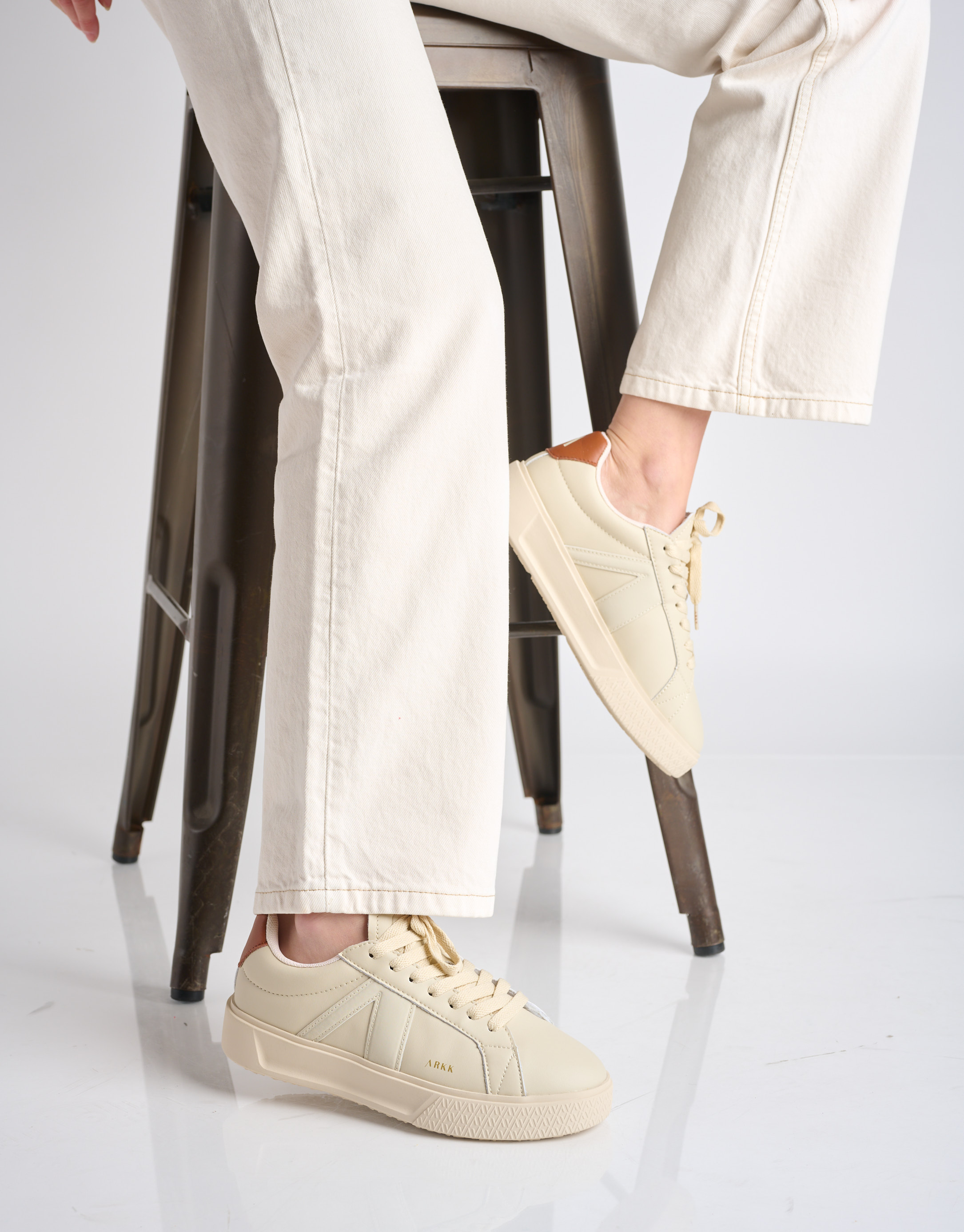 נעלי נשים - Arkk - סניקרס עור ESSENCE - אופוויט3