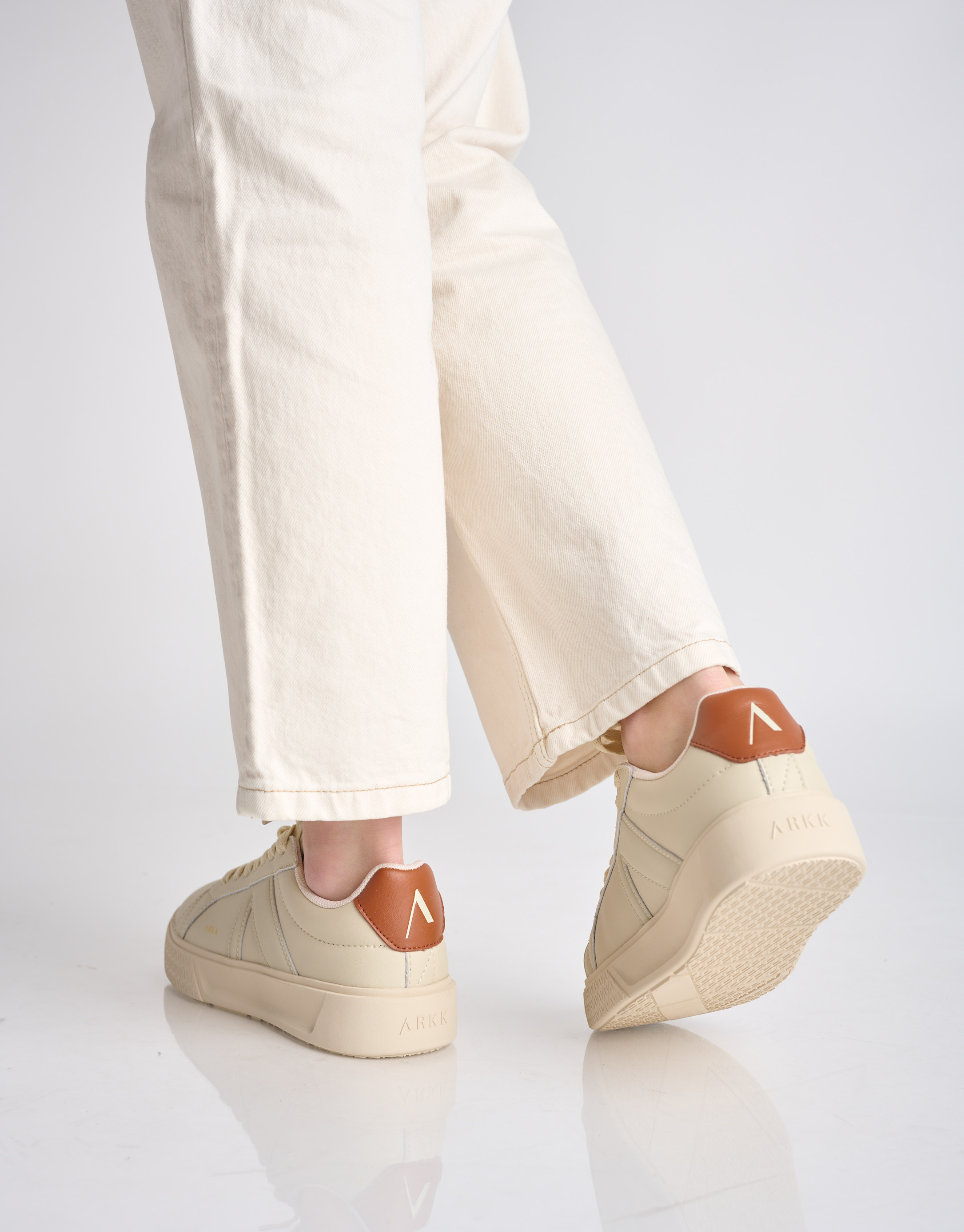 נעלי נשים - Arkk - סניקרס עור ESSENCE - אופוויט4