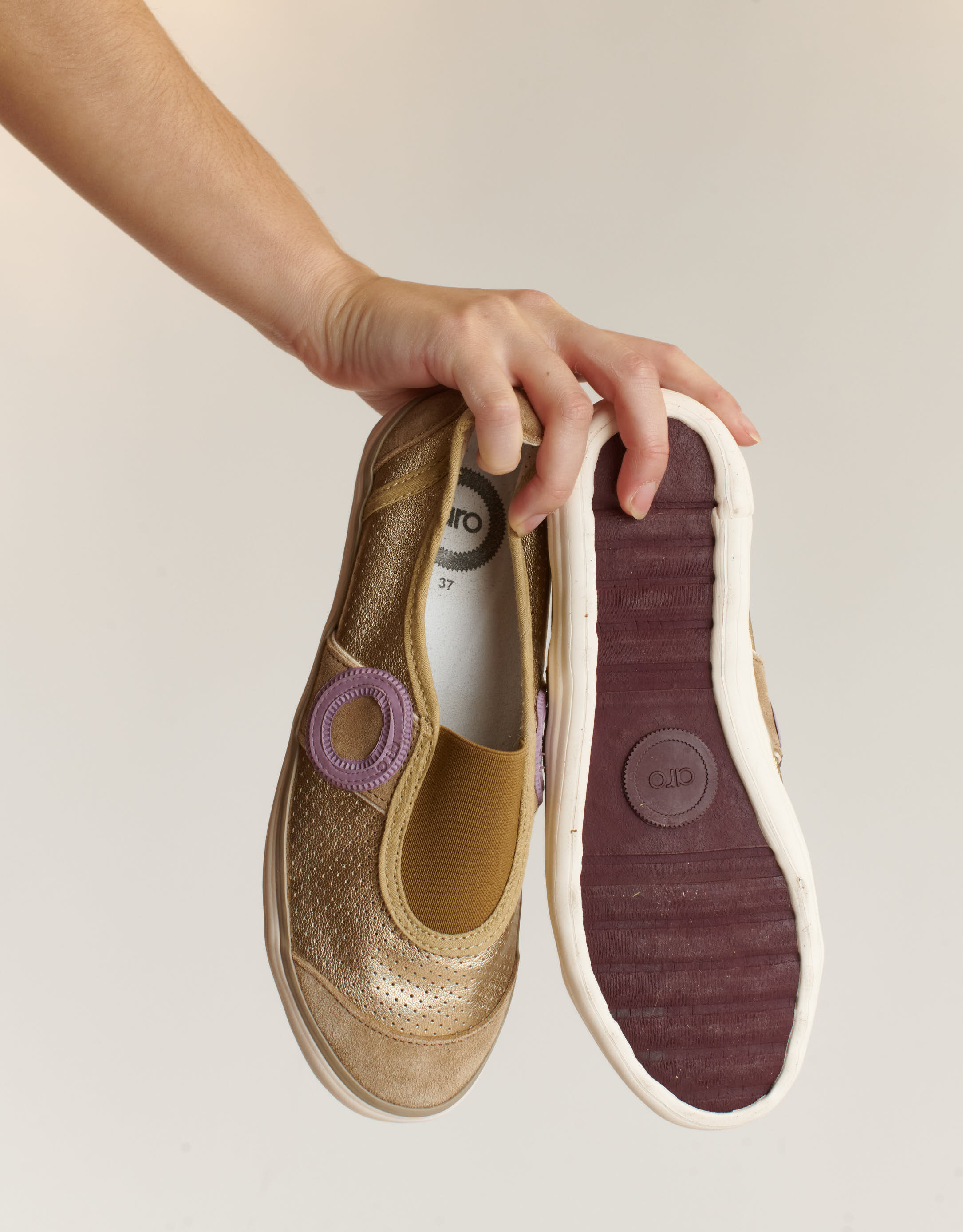 נעלי נשים - Aro - סליפ און PICADA מטאלי - ברונזה1