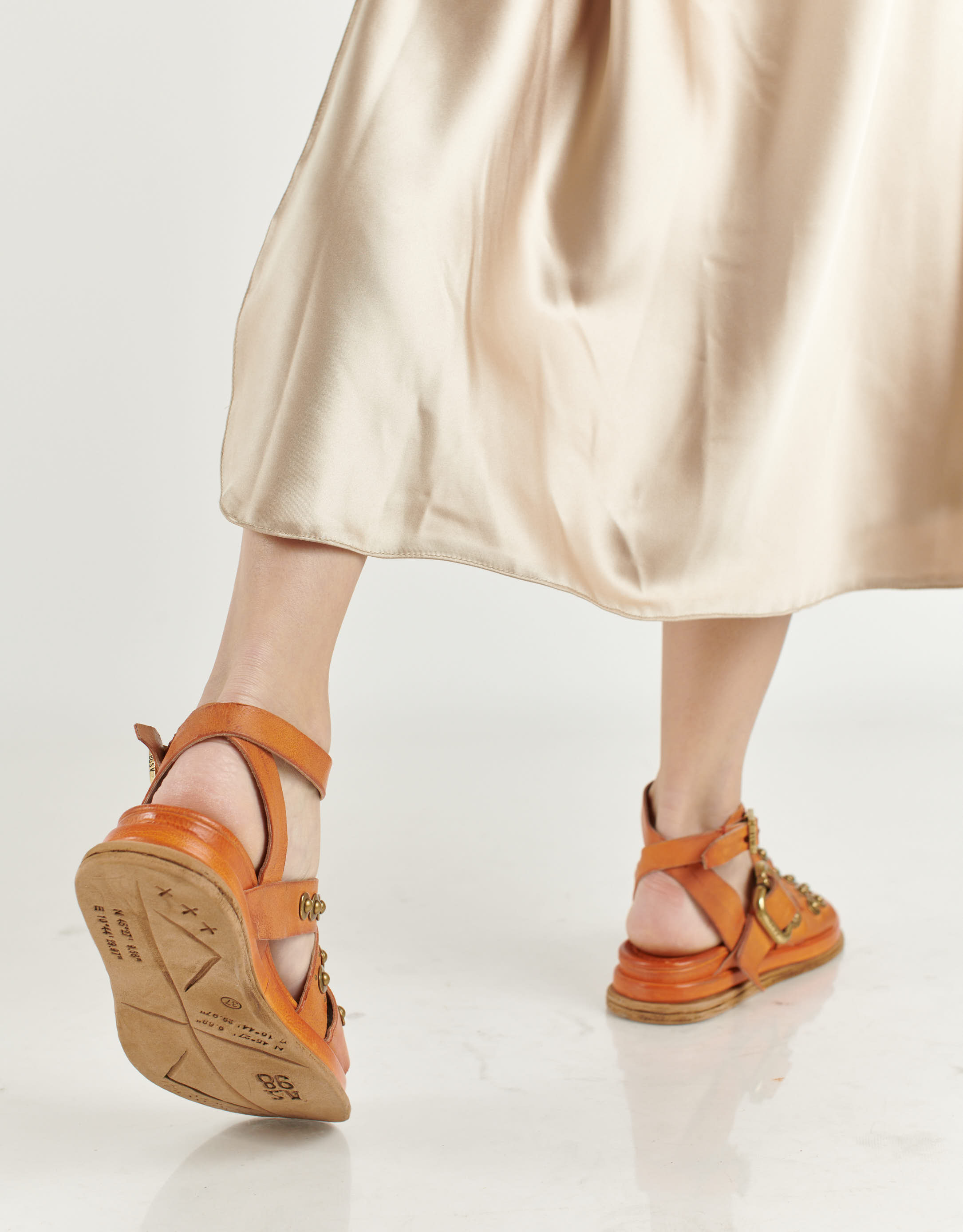 נעלי נשים - A.S. 98 - סנדלים עם ניטים SPOON - כתום4