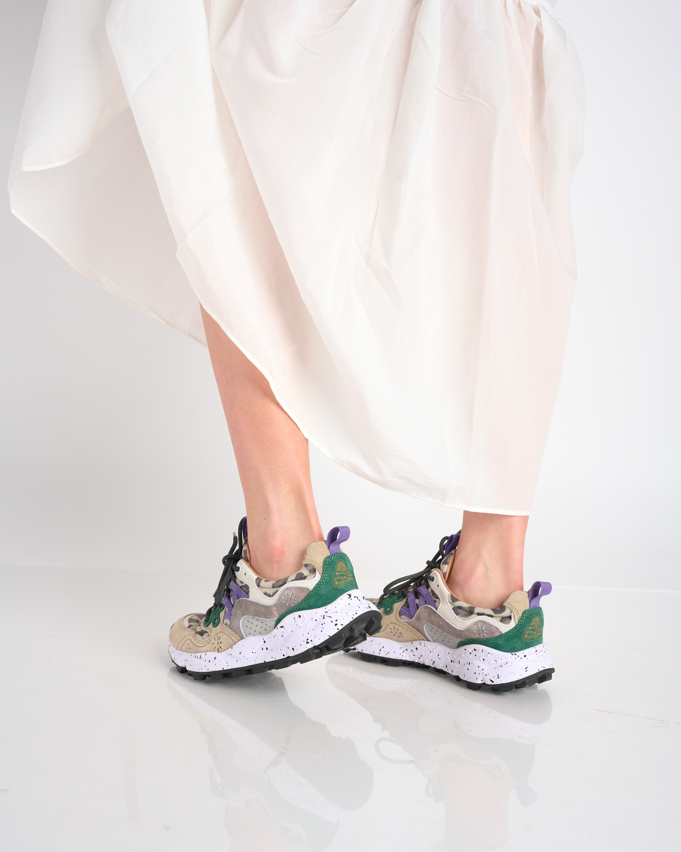 נעלי נשים - Flower Mountain - סניקרס עם הדפס YAMANO - לבן   אפור3