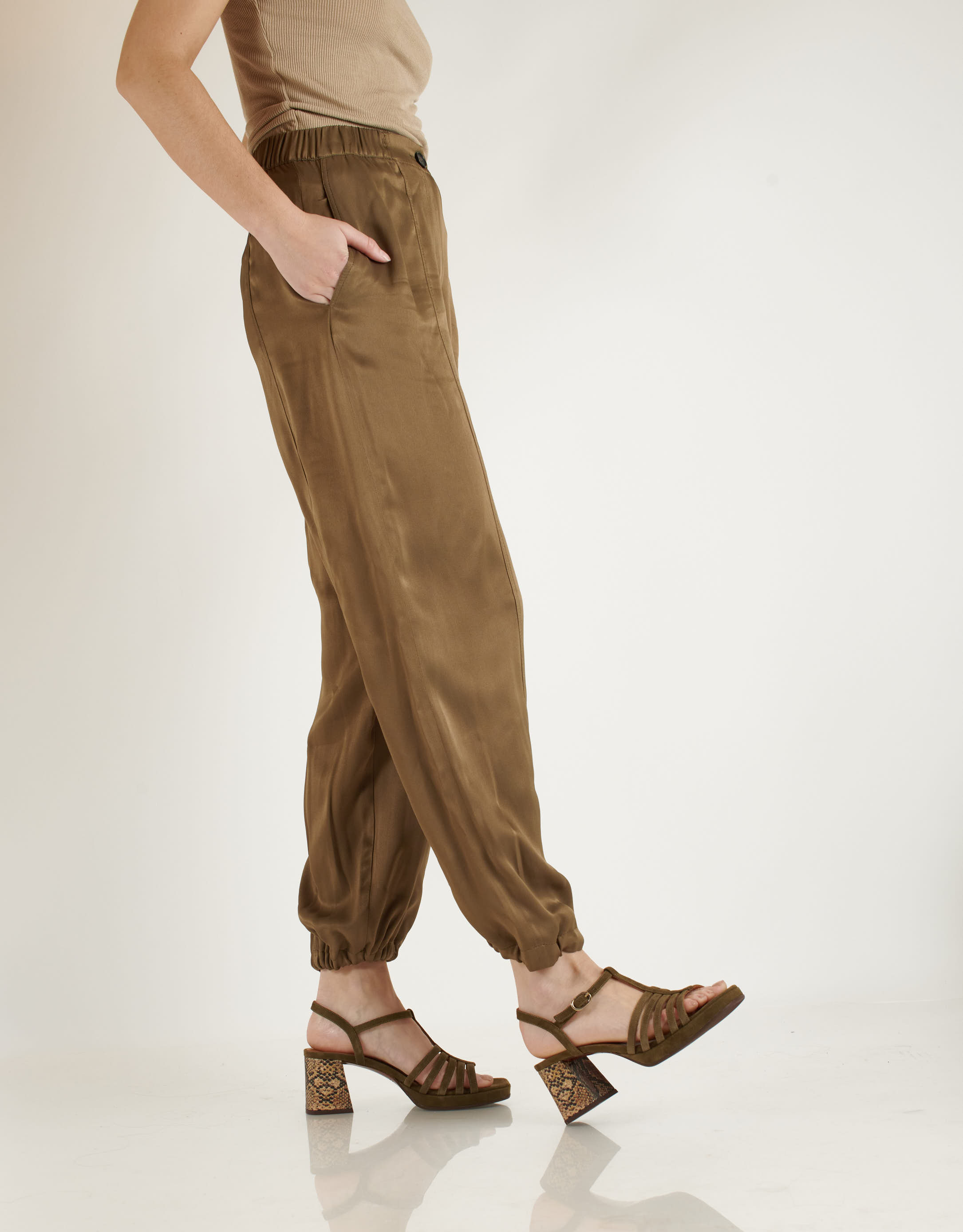 נעלי נשים - Chie Mihara - סנדלי זמש עם עקב GENIAL - זית3