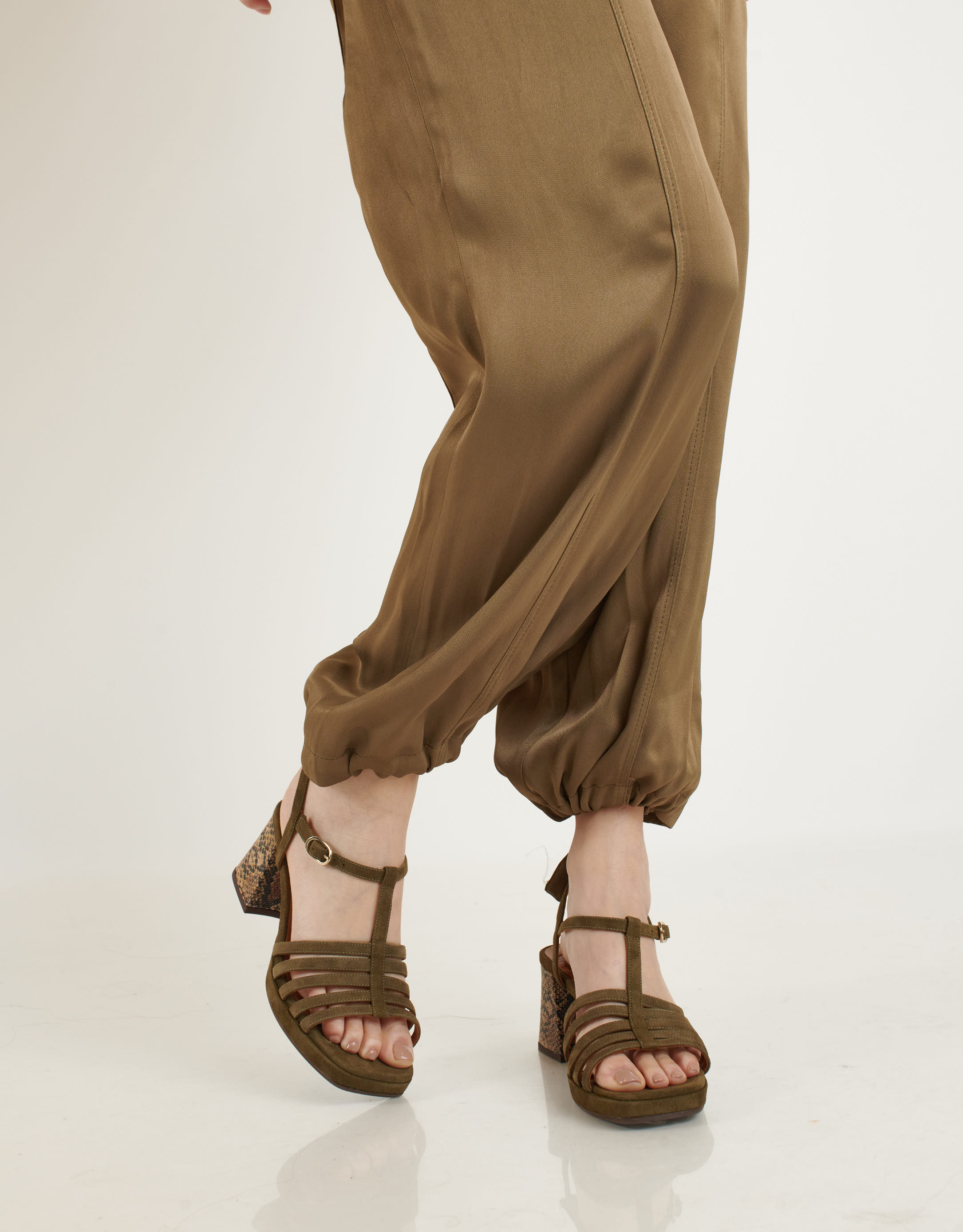 נעלי נשים - Chie Mihara - סנדלי זמש עם עקב GENIAL - זית4