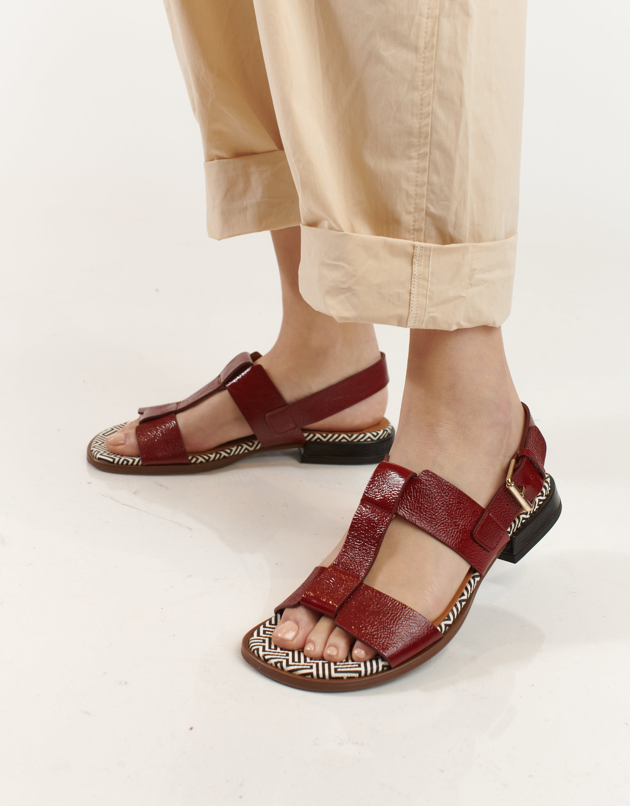 נעלי נשים - Chie Mihara - סנדלים שטוחים WAYWAY - בורדו3