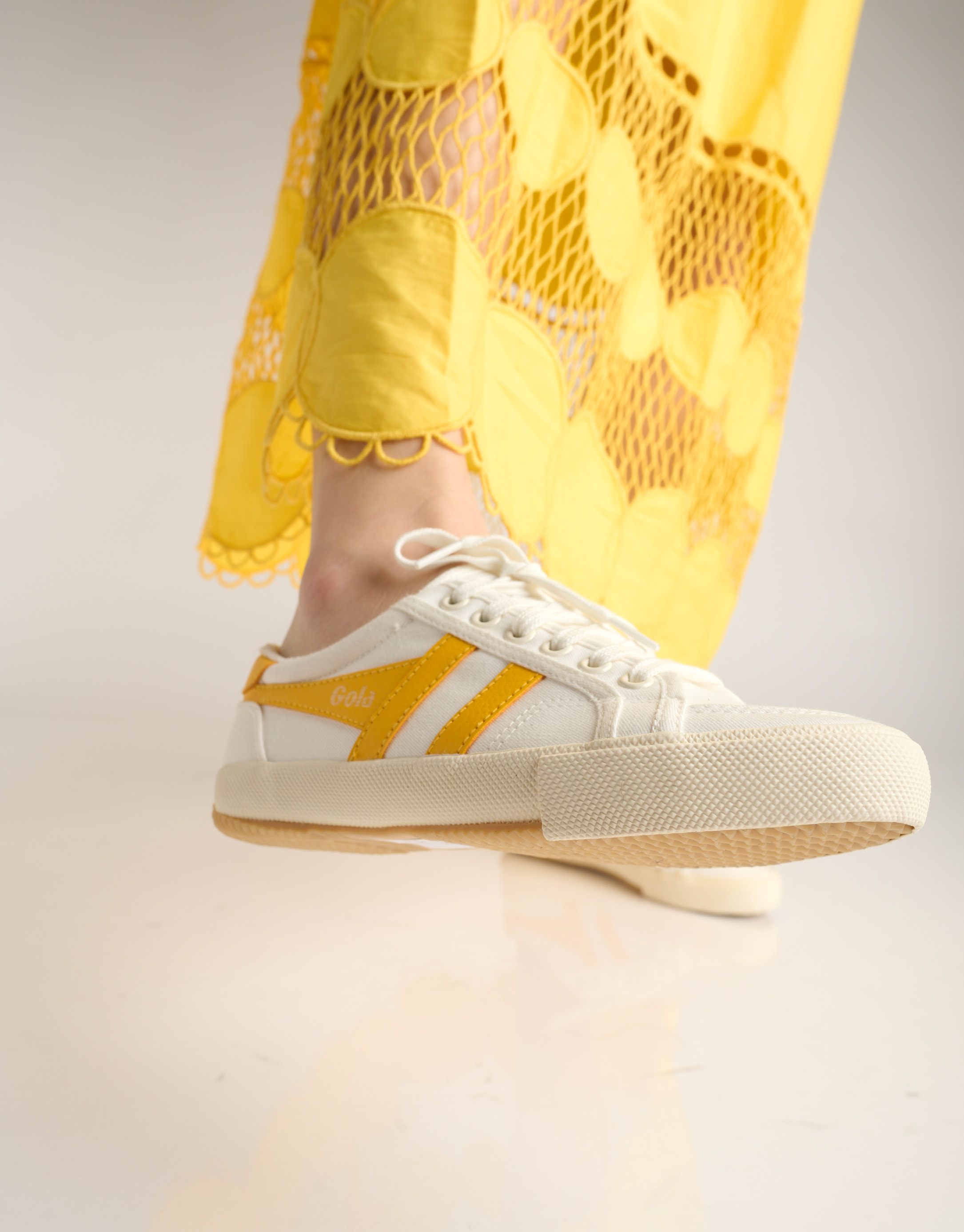 נעלי נשים - Gola - סניקרס בד STRATUS - לבן   צהוב3
