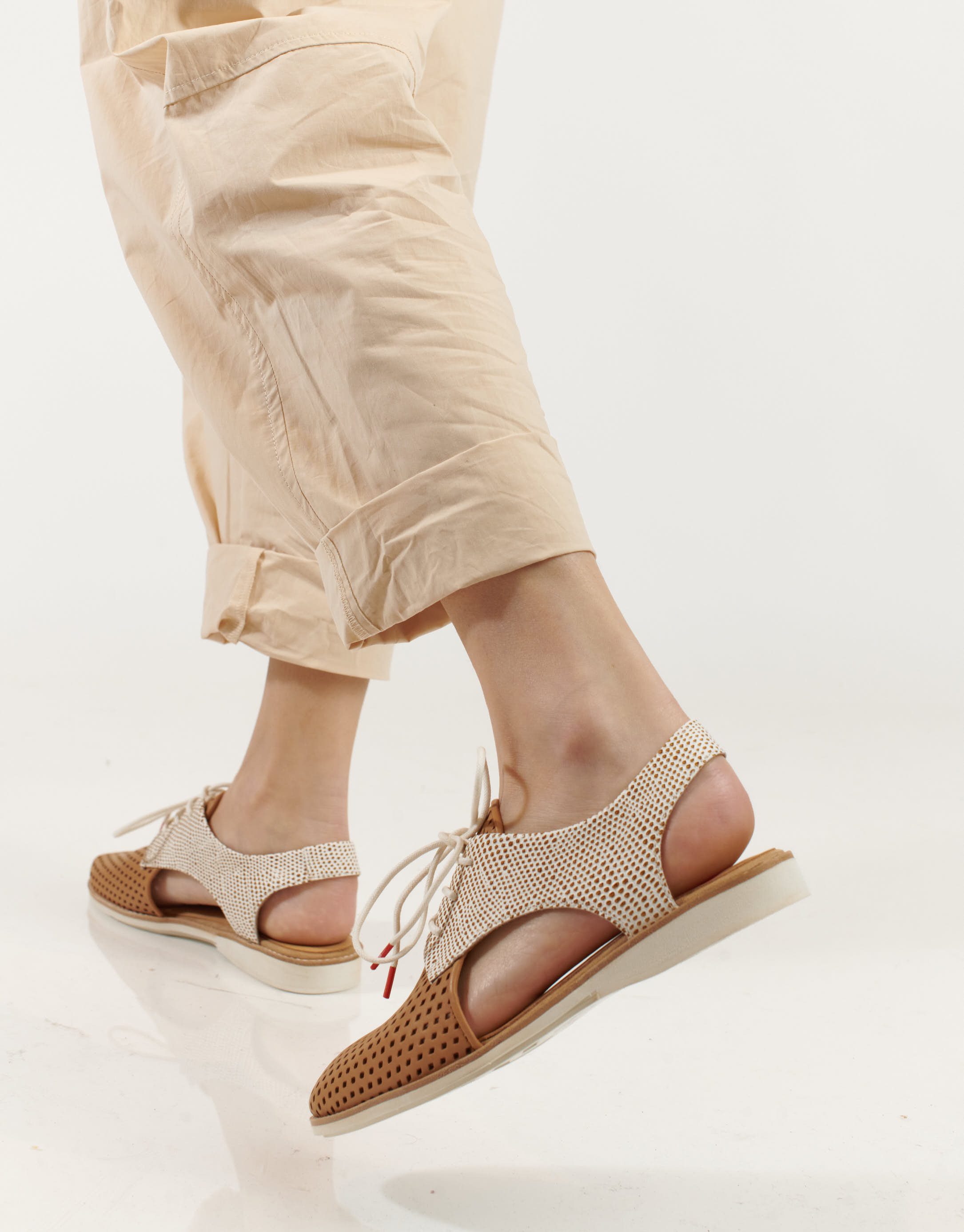 נעלי נשים - Rollie - סנדלי עור SLINGBACK PUNCH - בז'   לבן3