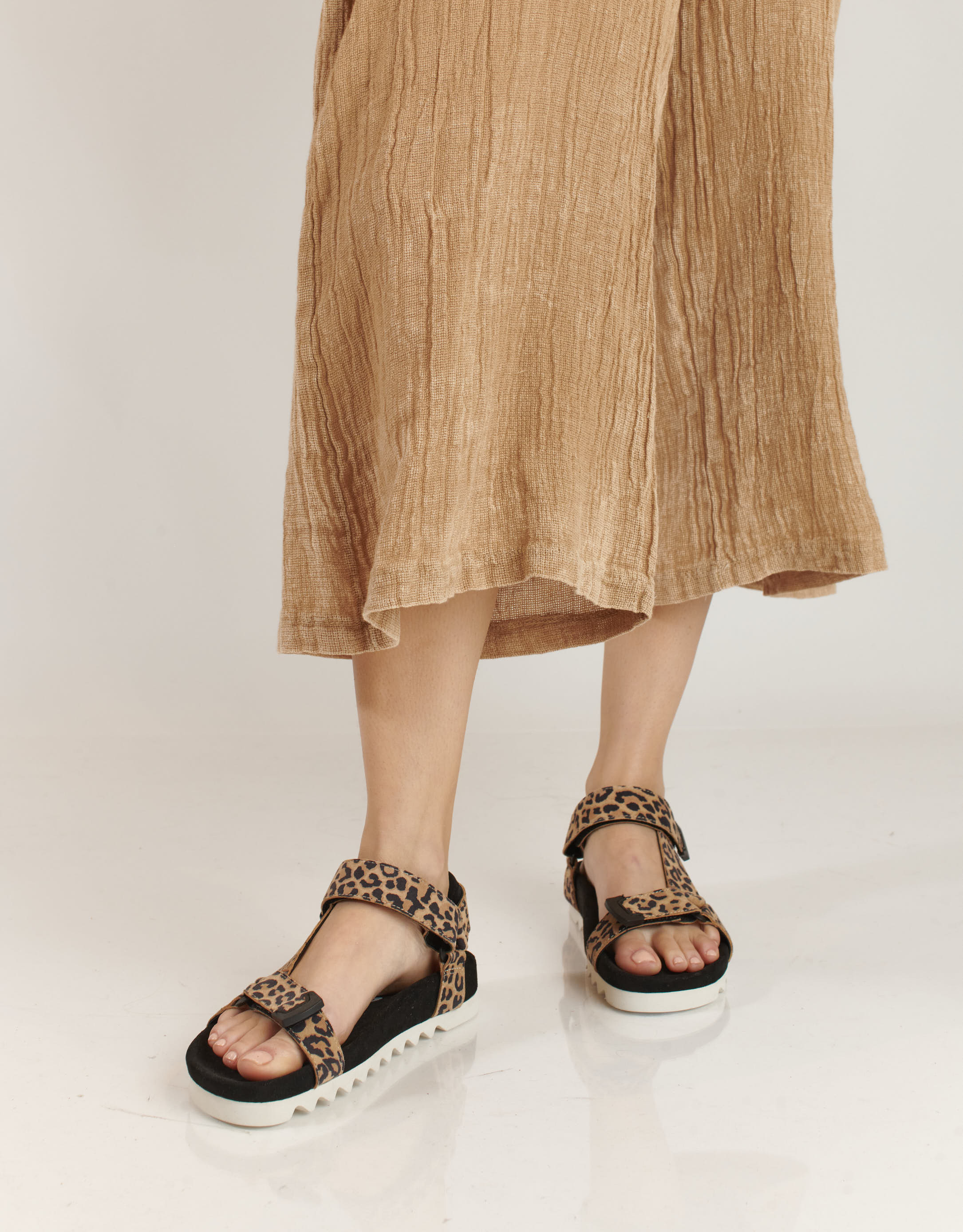 נעלי נשים - Rollie - סנדלים TOOTH WEDGE PRINT - נמר4