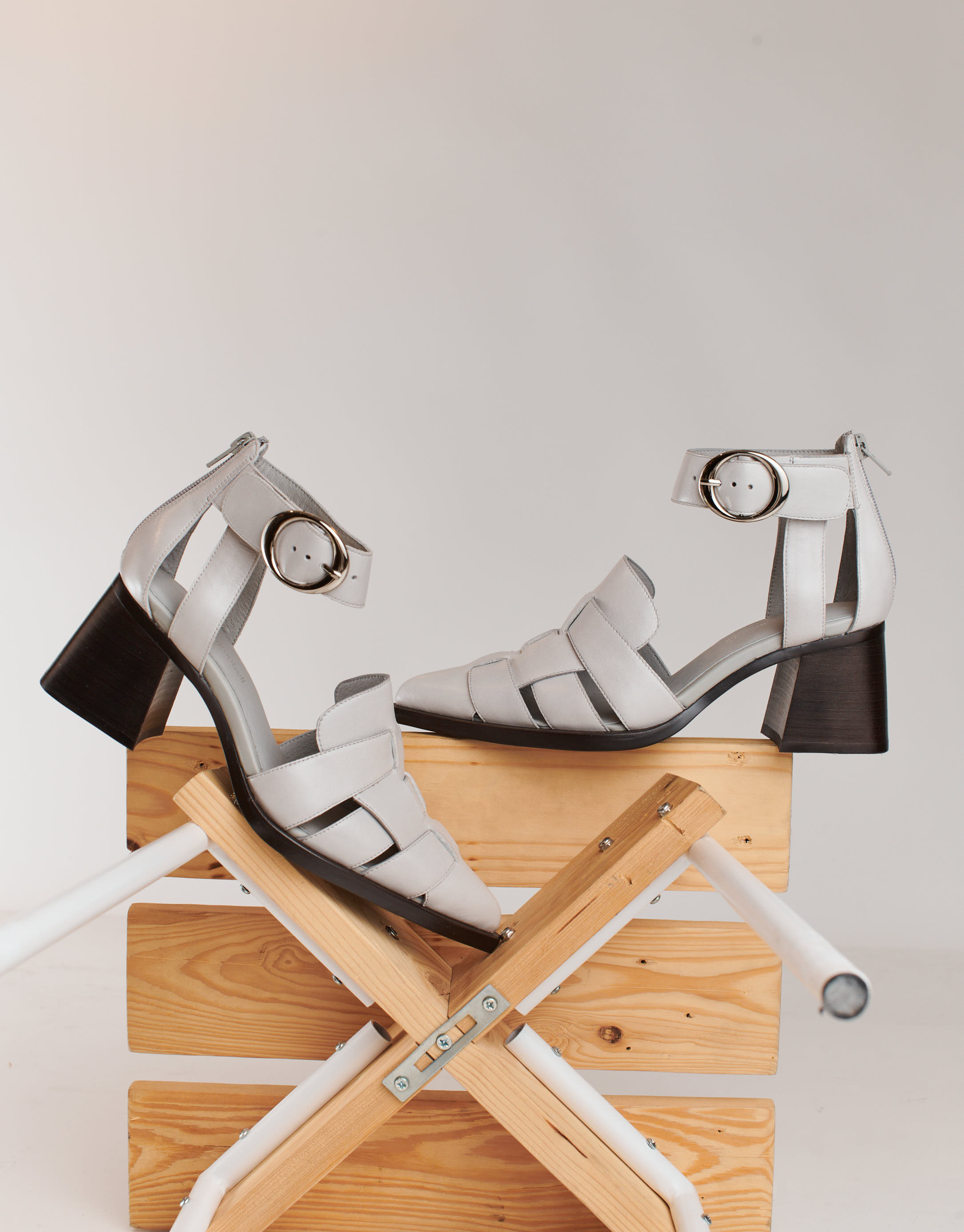 נעלי נשים - Jeffrey Campbell - סנדלי עקב מעור MARIA - אפור בהיר2