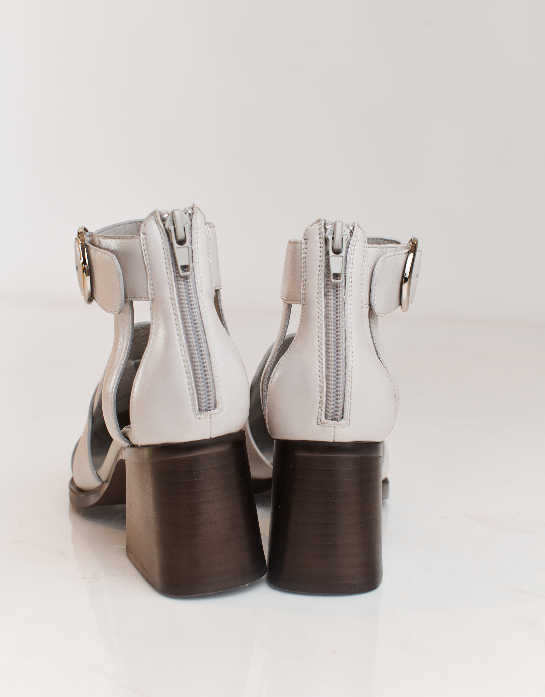 נעלי נשים - Jeffrey Campbell - סנדלי עקב מעור MARIA - אפור בהיר4