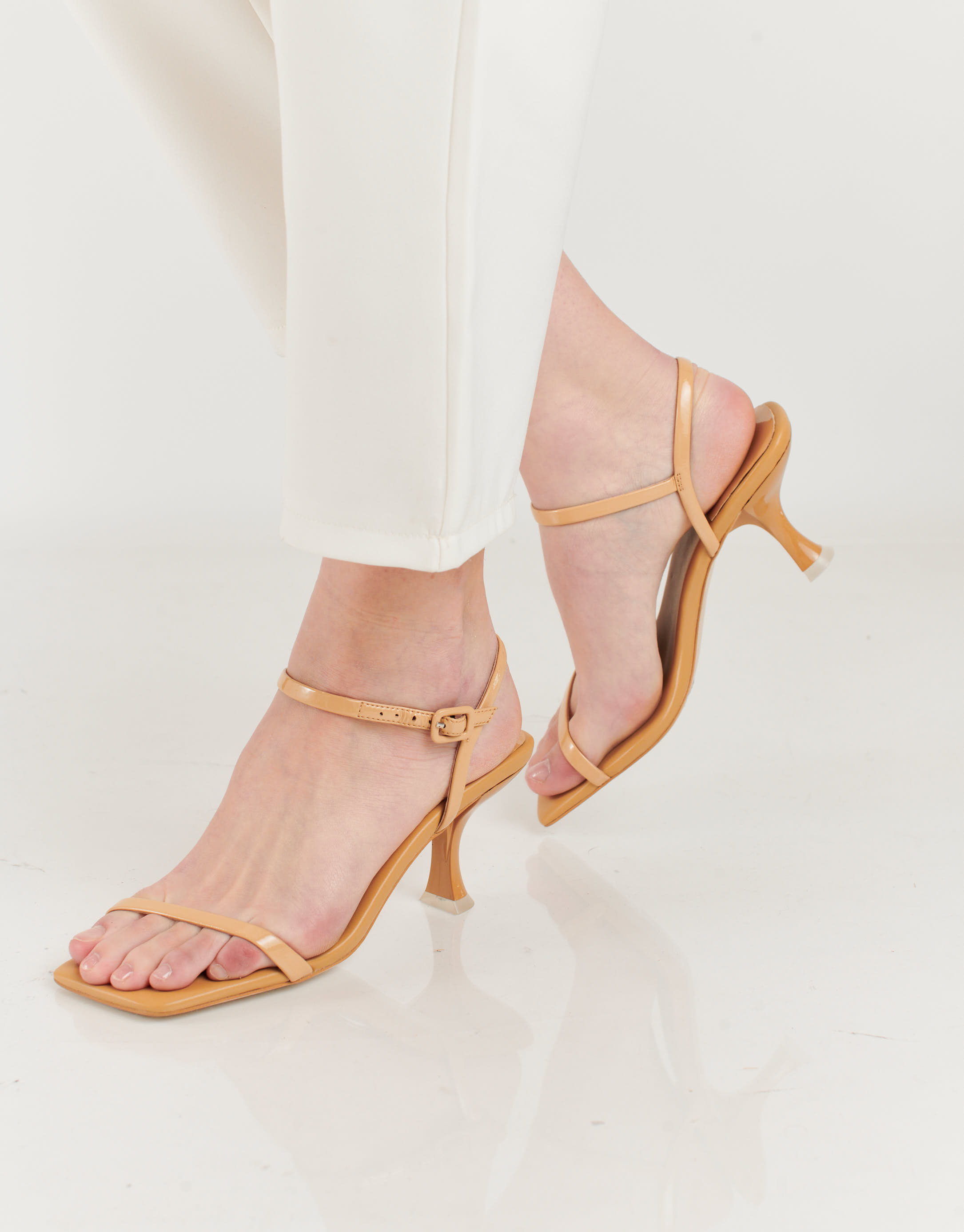 נעלי נשים - Jeffrey Campbell - סנדלי עקב לק JERROD - ניוד2