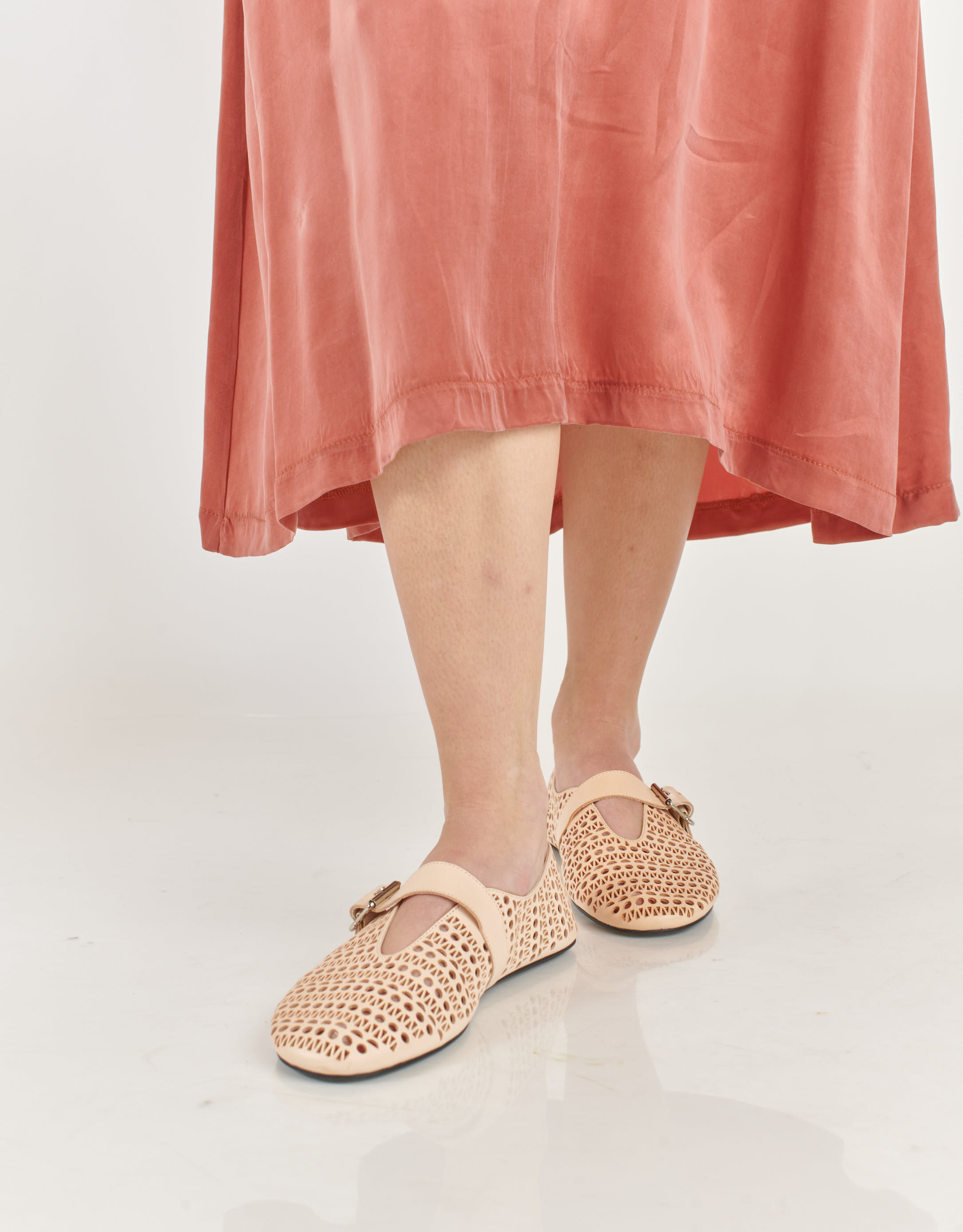 נעלי נשים - Jeffrey Campbell - נעלי בובה SHELLY - ניוד3